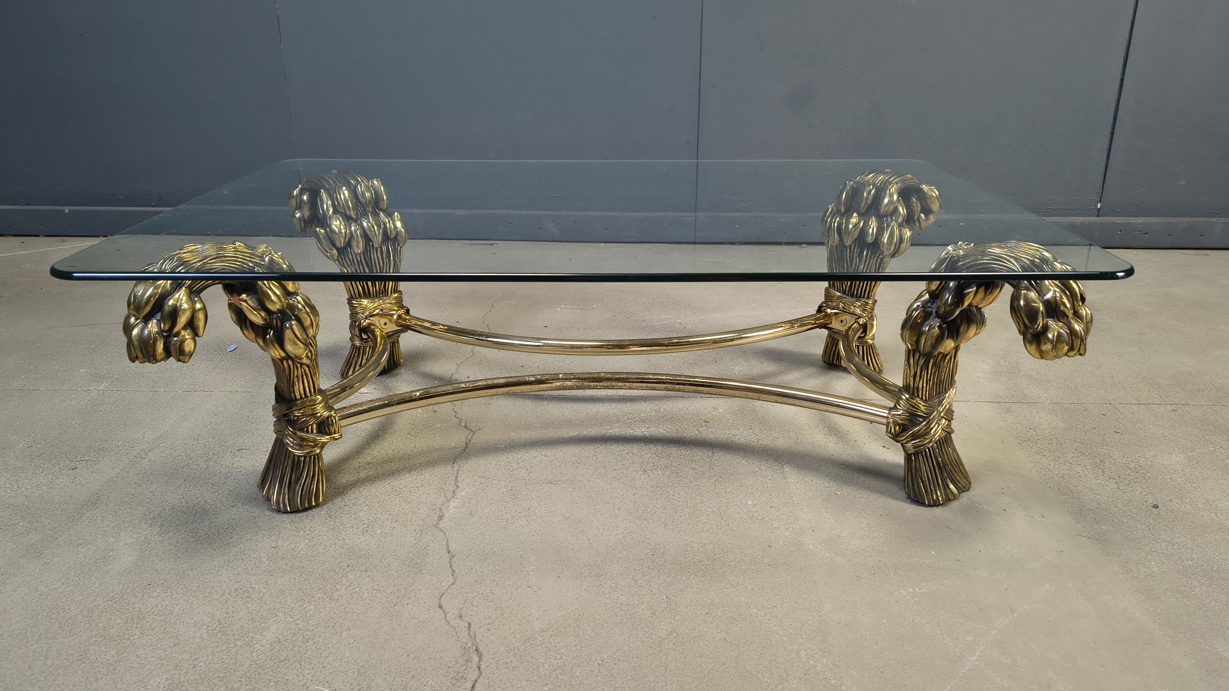 Table basse tulipe en laiton vintage, années 1970