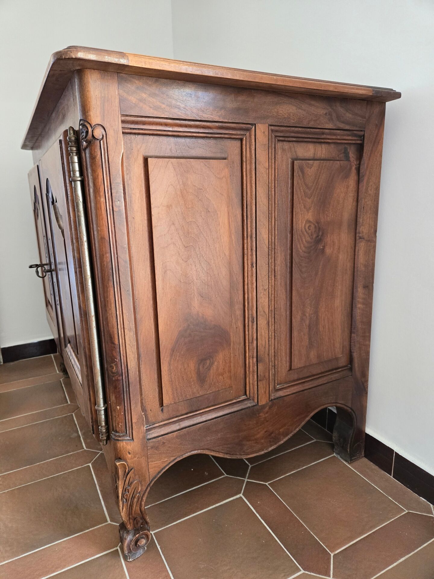 Antique Louis XV style buffet in solid wood.