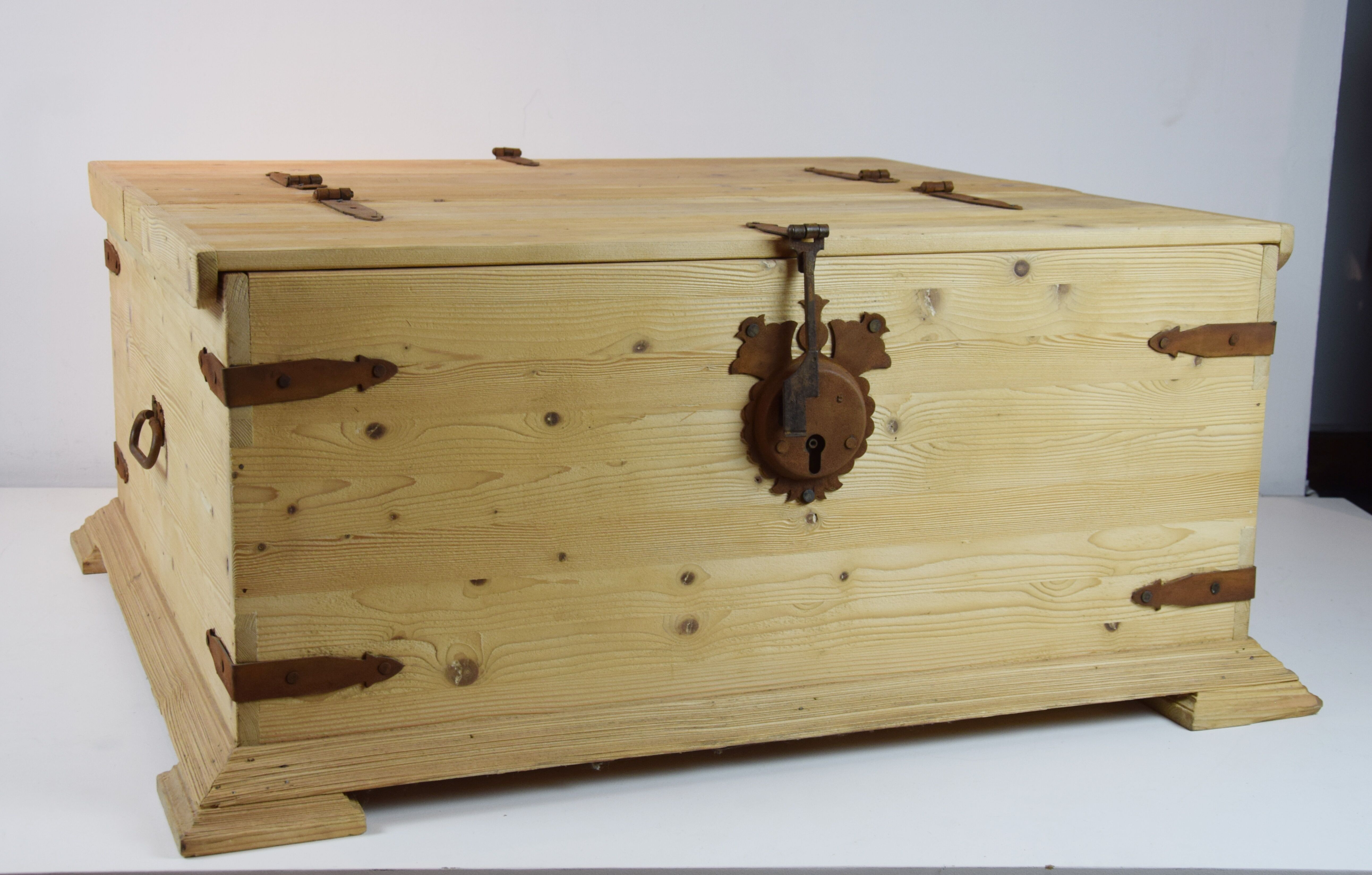 Coffee table chest
