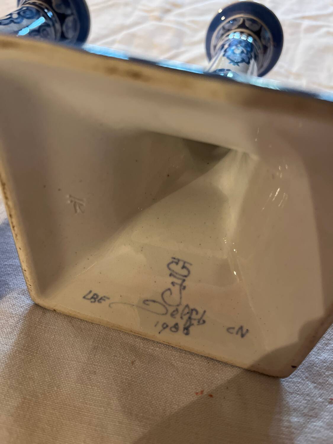 2 candlesticks in the style of the fiancé of Delft, Holland, 1988