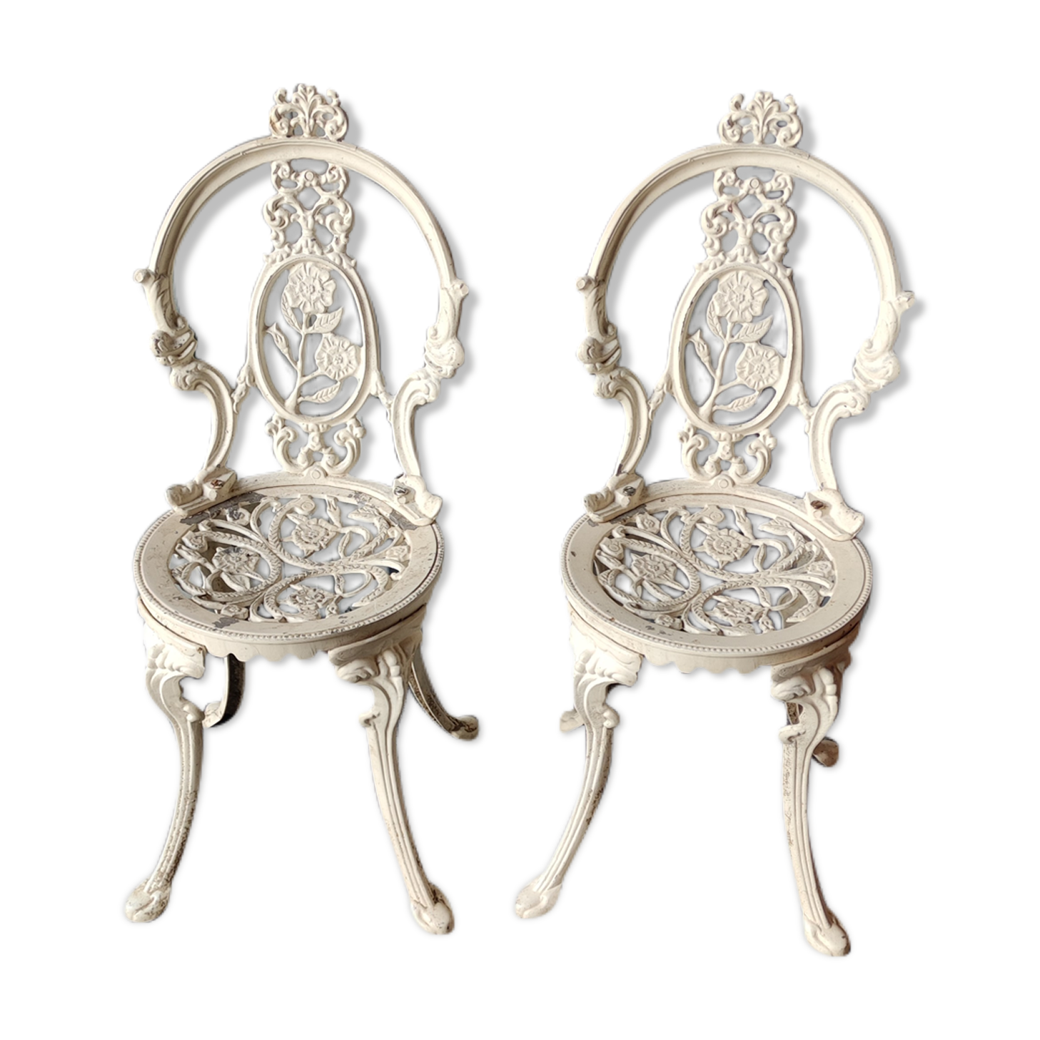 Pair of outdoor chairs in cast aluminum floral decoration