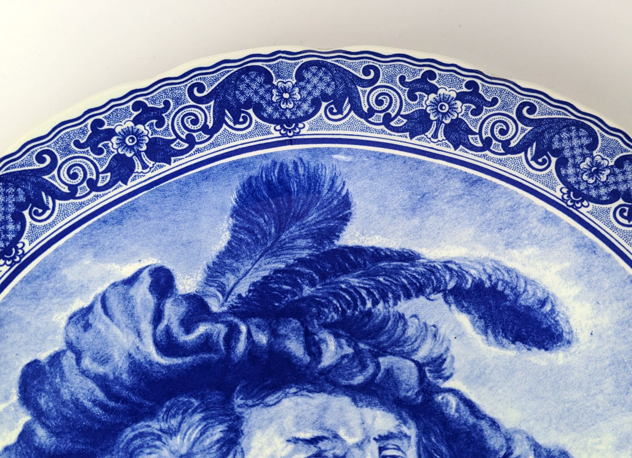 Assiette murale en céramique Boch Belgique représentant le peintre Rembrandt