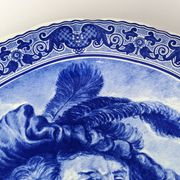 Assiette murale en céramique Boch Belgique représentant le peintre Rembrandt