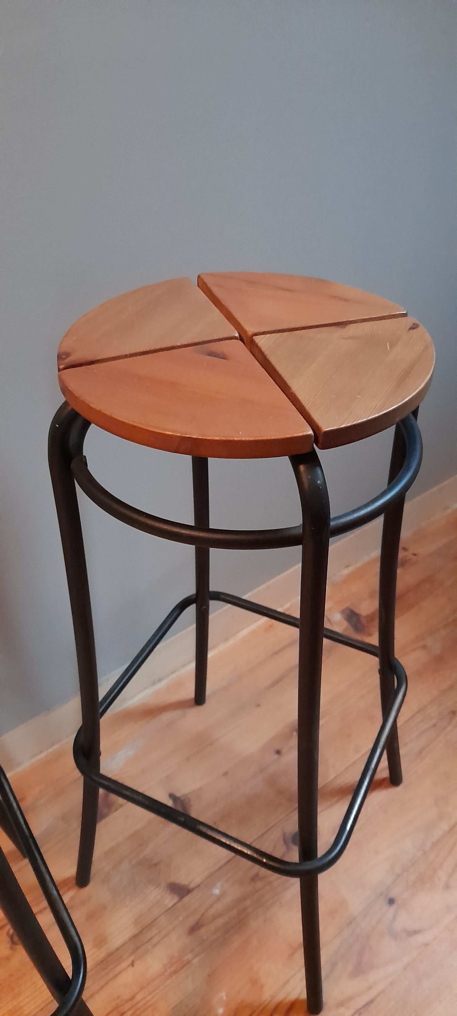 Paire de tabourets hauts Agne Stool assise bois massif et pieds acier