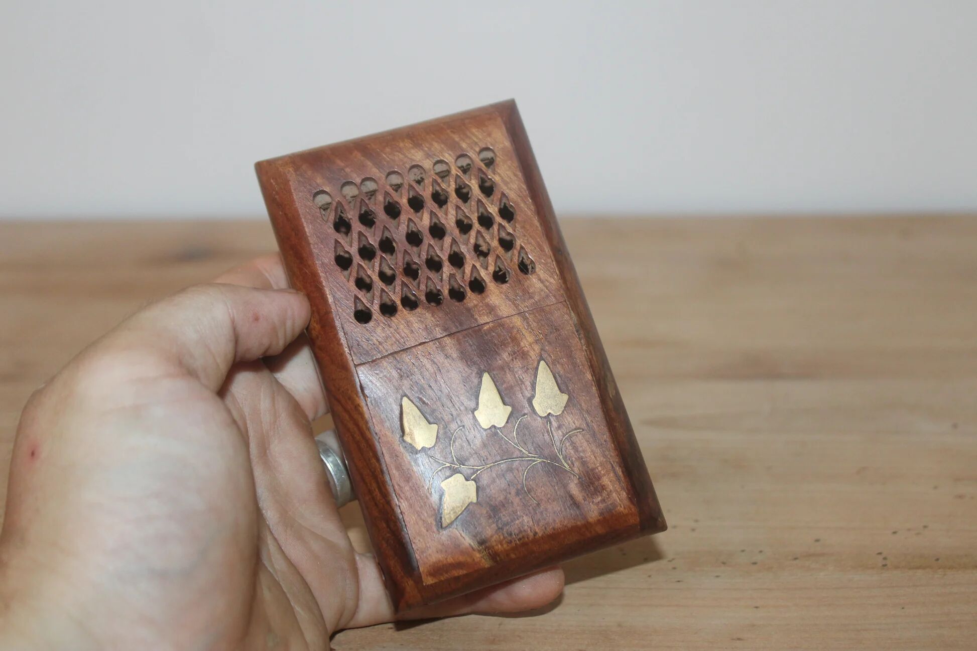 Vintage folding cigarette case in carved wood – golden floral decoration – oriental style