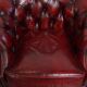Fauteuil club Chesterfield et table d'appoint en cuir de vache rouge