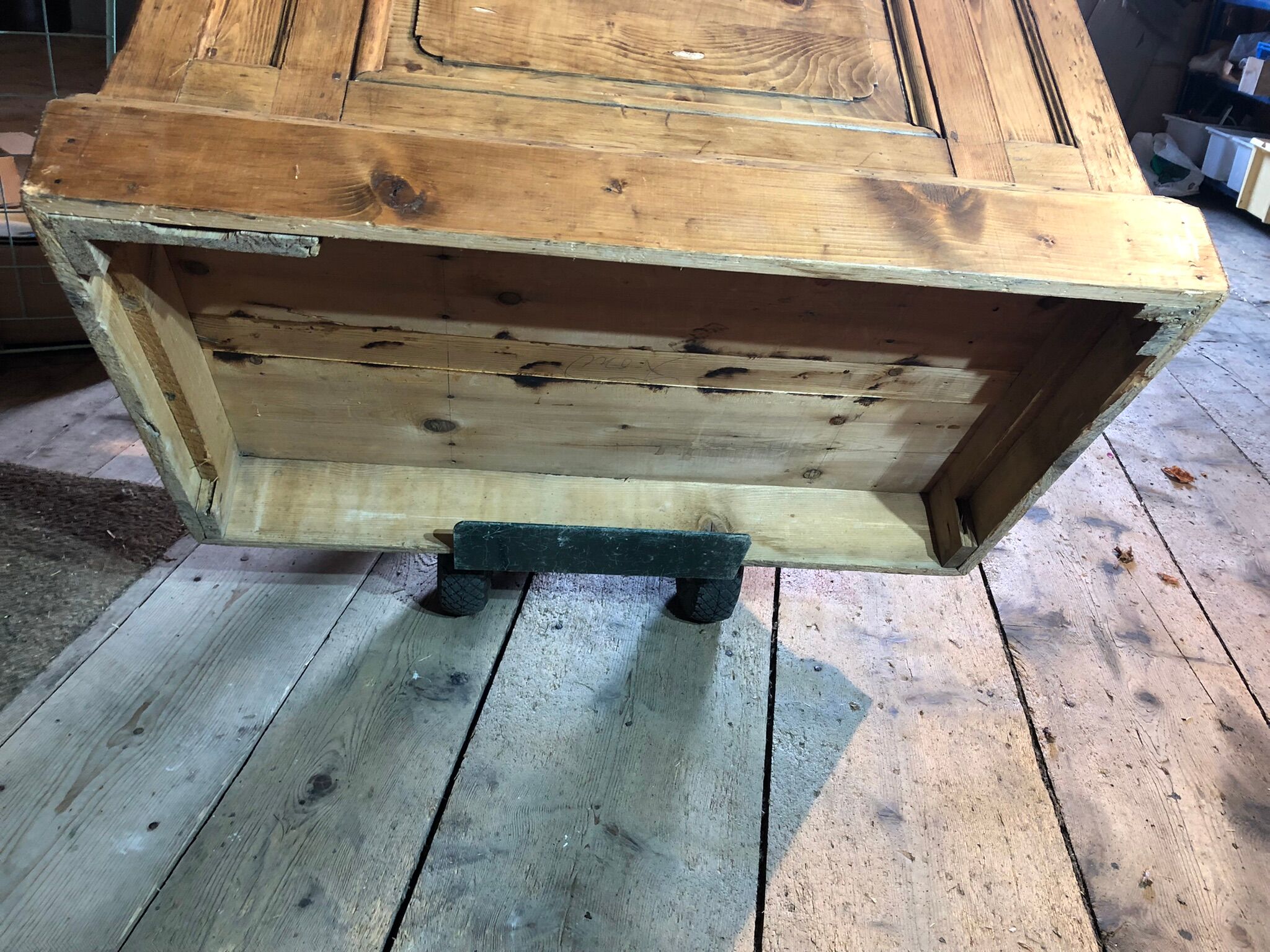 Bureau d’un maître d’école et sa chaises