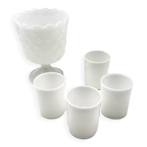 Lot d'opalines blanches, coupe