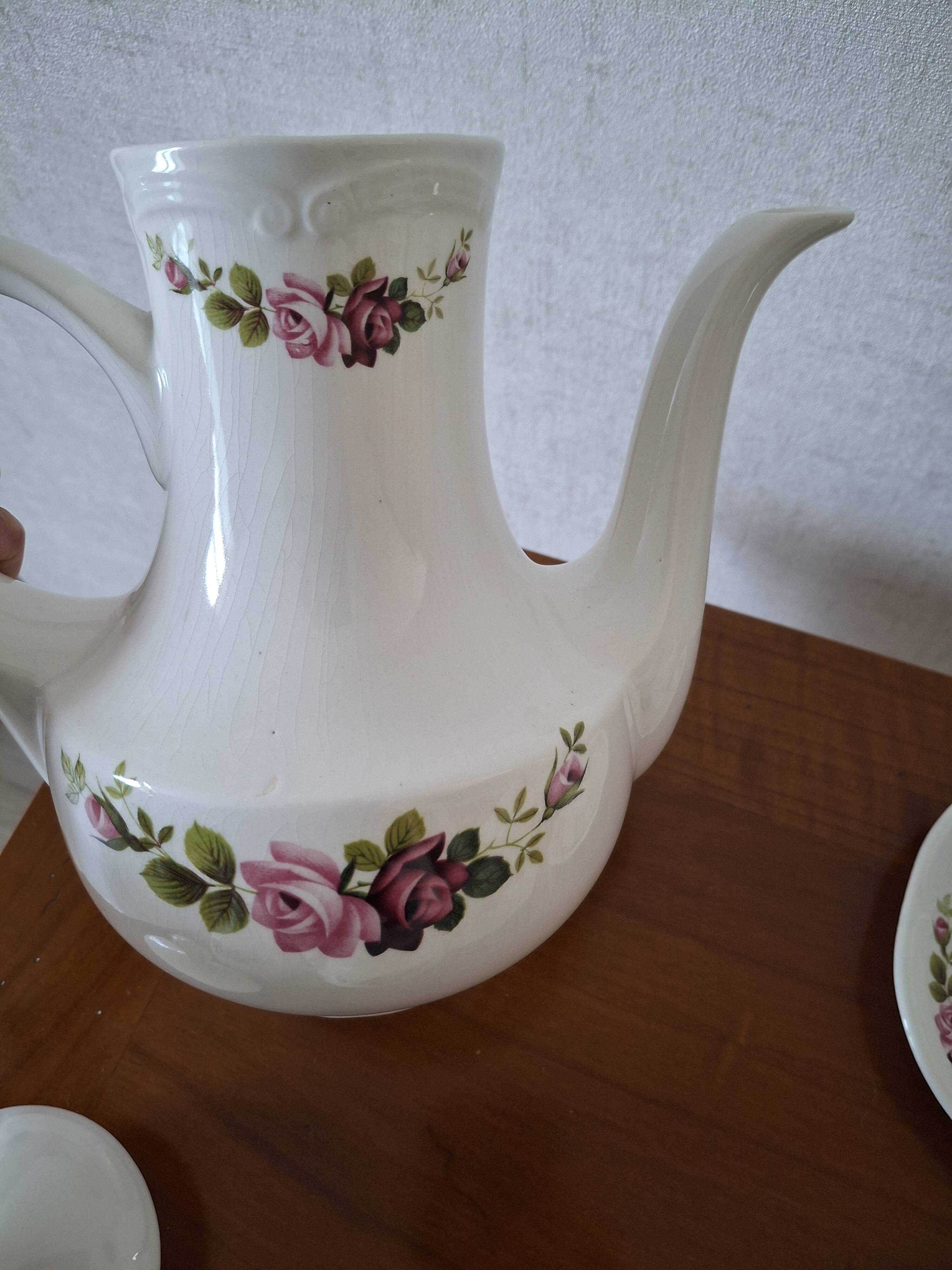 Vintage tableware service in Gien earthenware, "Champs" model with roses – An