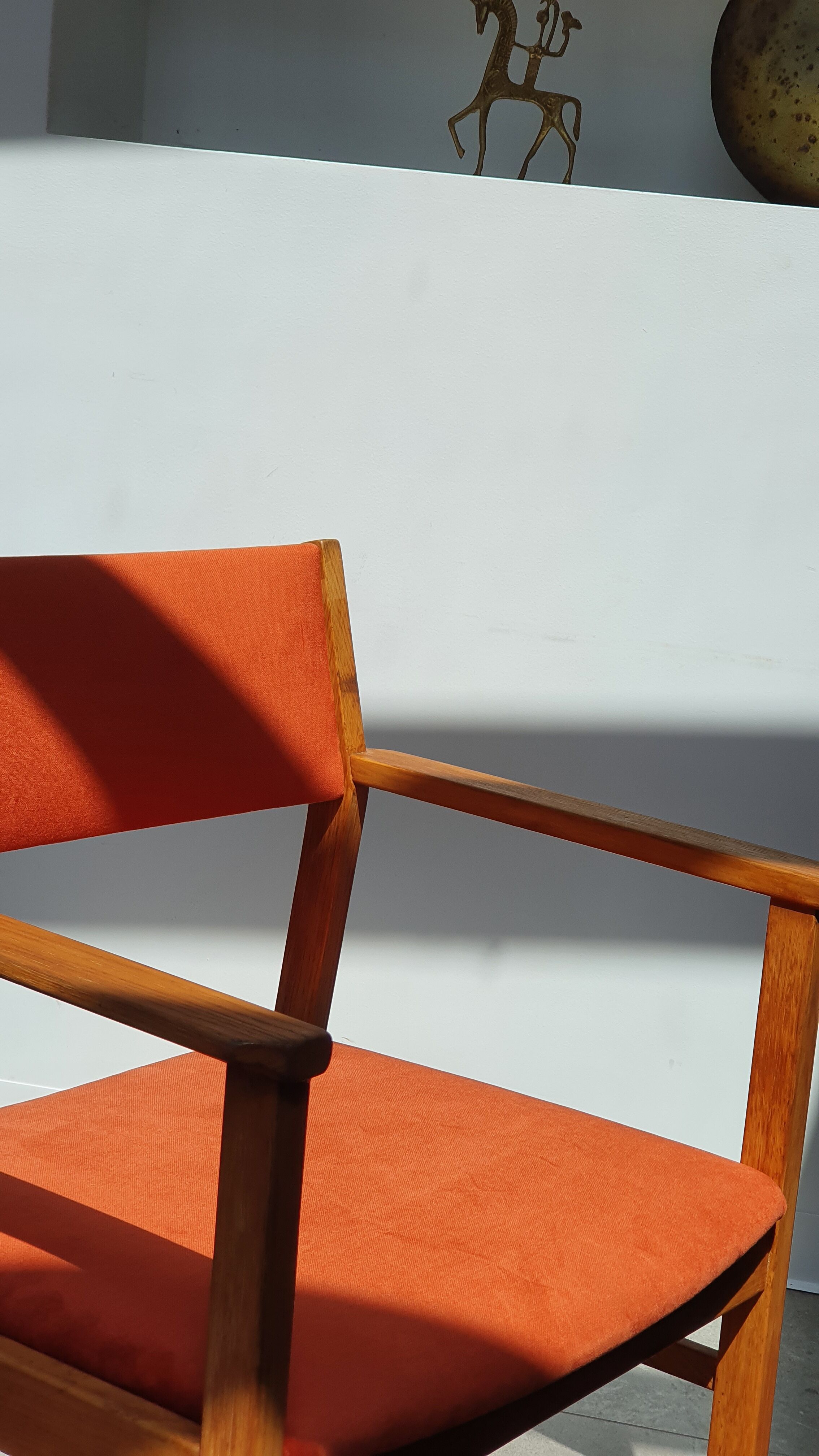 Armchair in solid oak velvet terracota