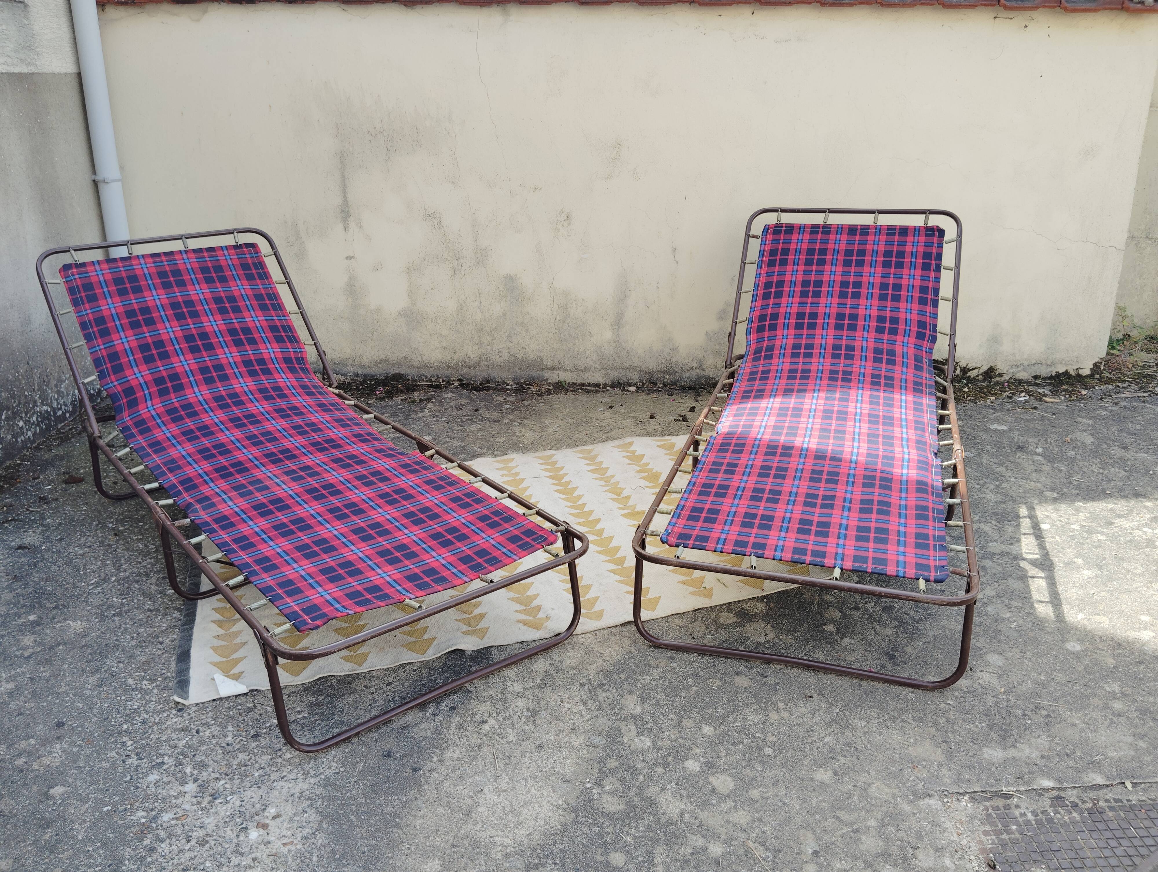 Set 2 camp beds, vintage deckchair.