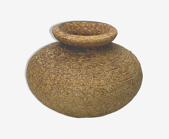 Vase en terre cuite rugueuse