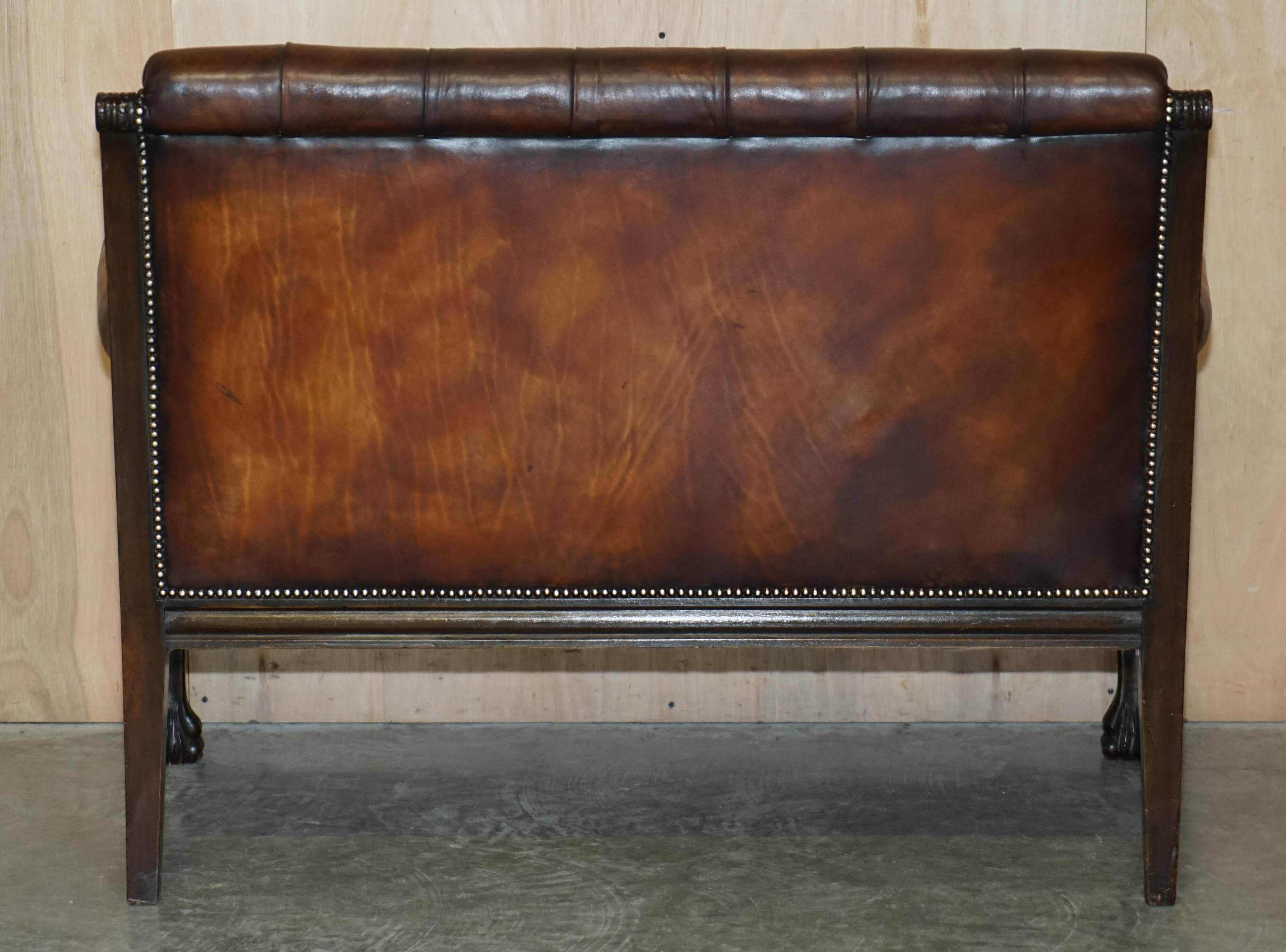 Ensemble Chesterfield cuir avec lion sculpté à la main restauré