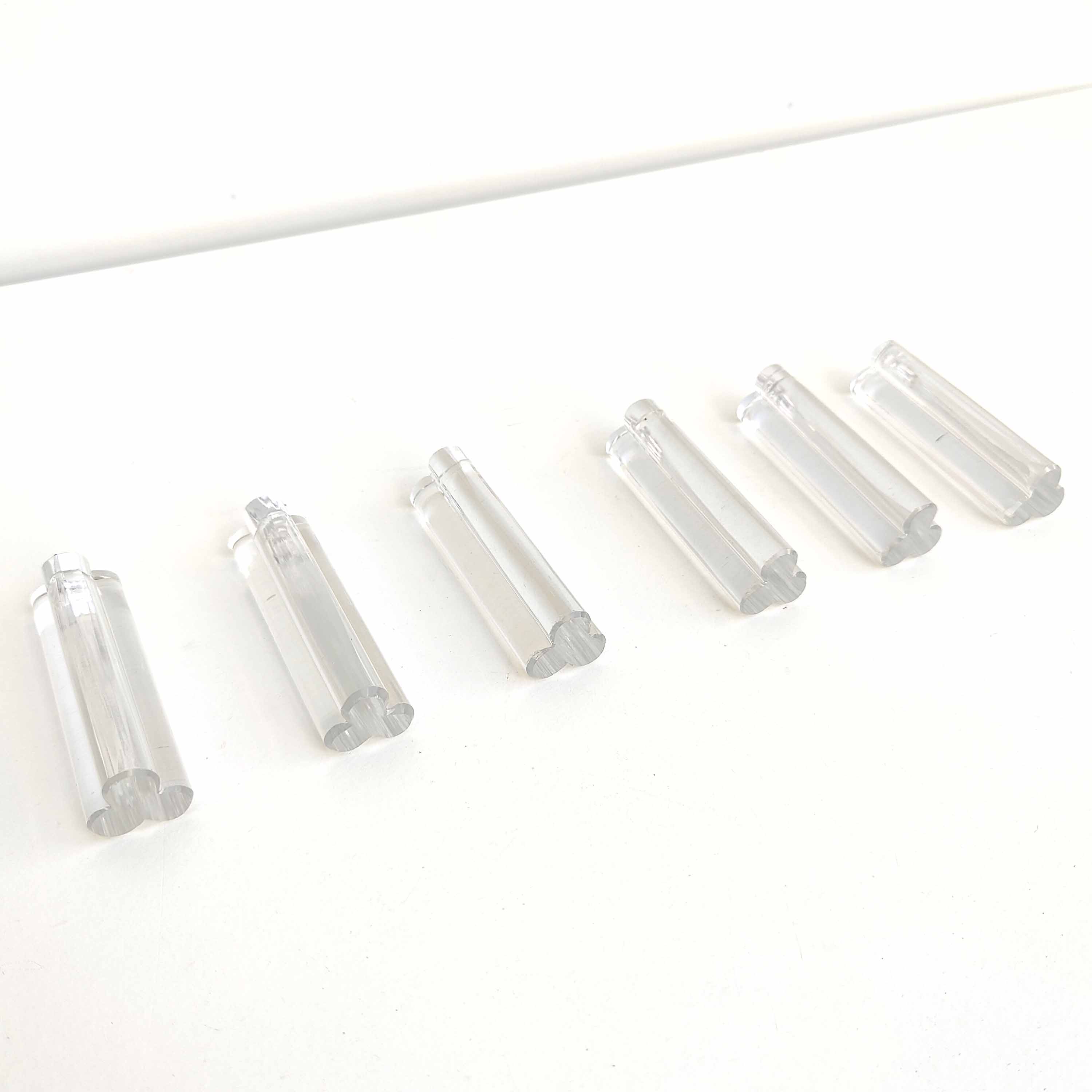 Suite de 6 porte couteaux  modèle trèfle en verre