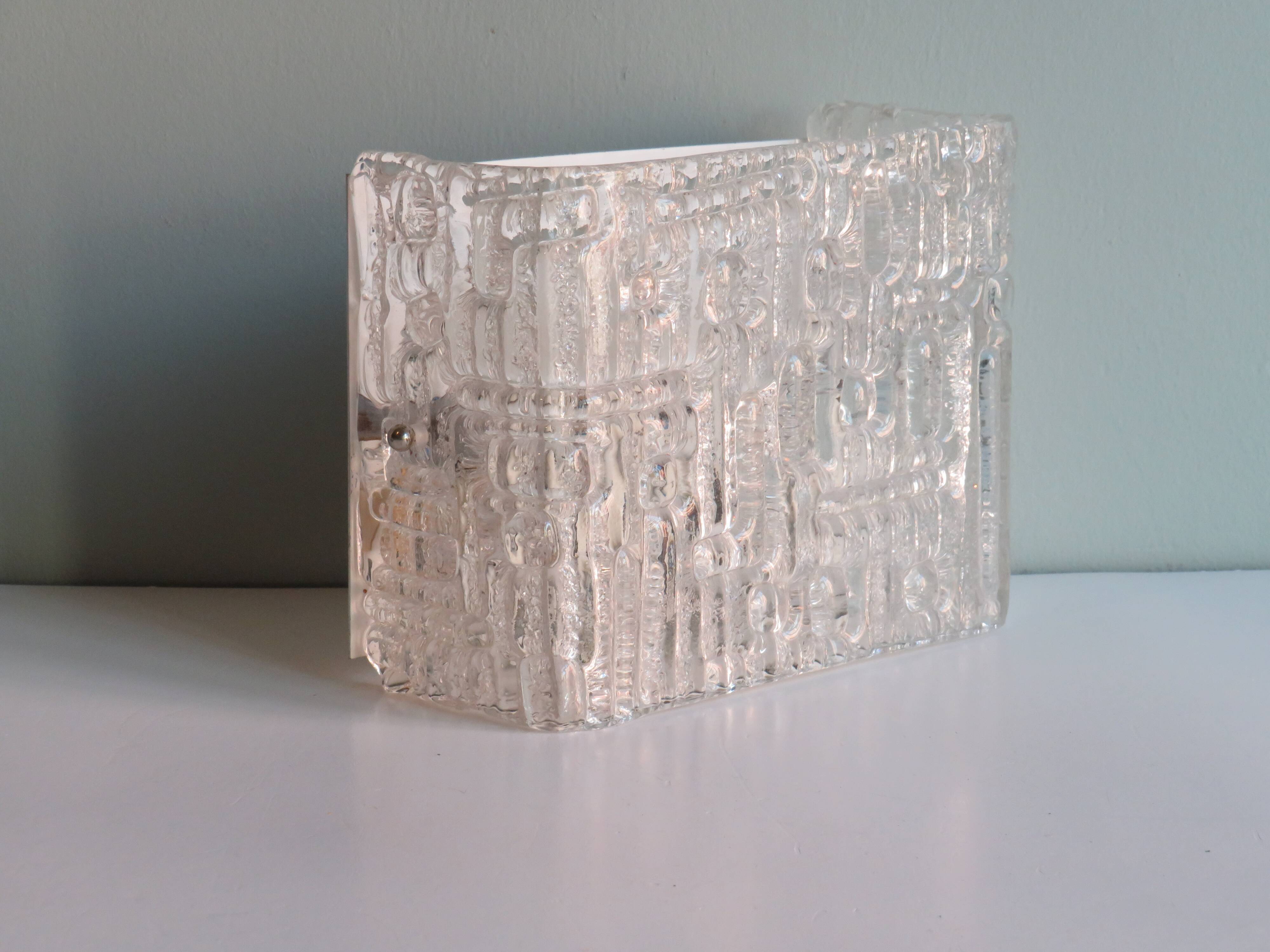 Brutalist wall lamp in iced glass, 1970