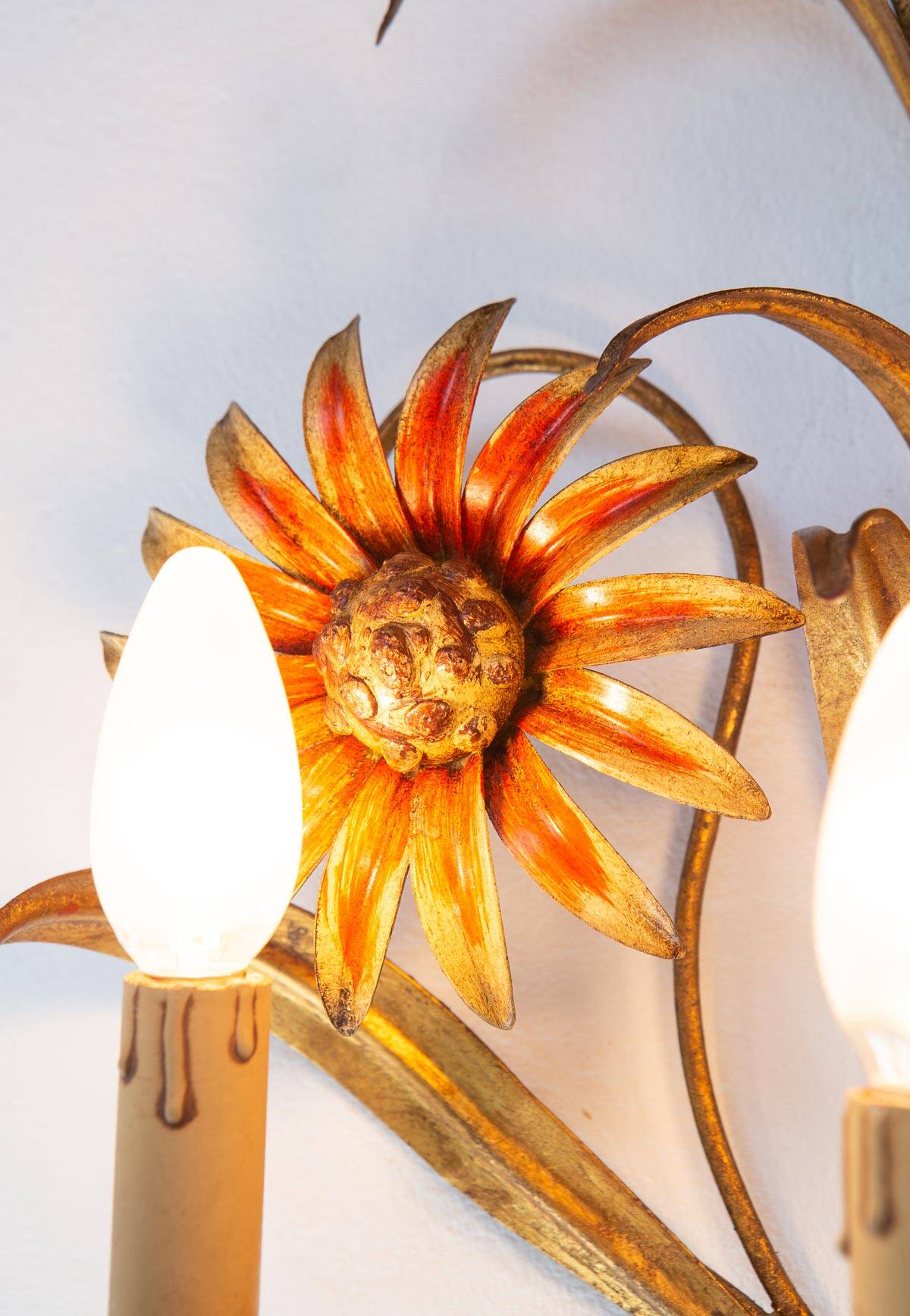 Pair of Italian wall lights in gold metal with flowers and leaves (50 cm)
