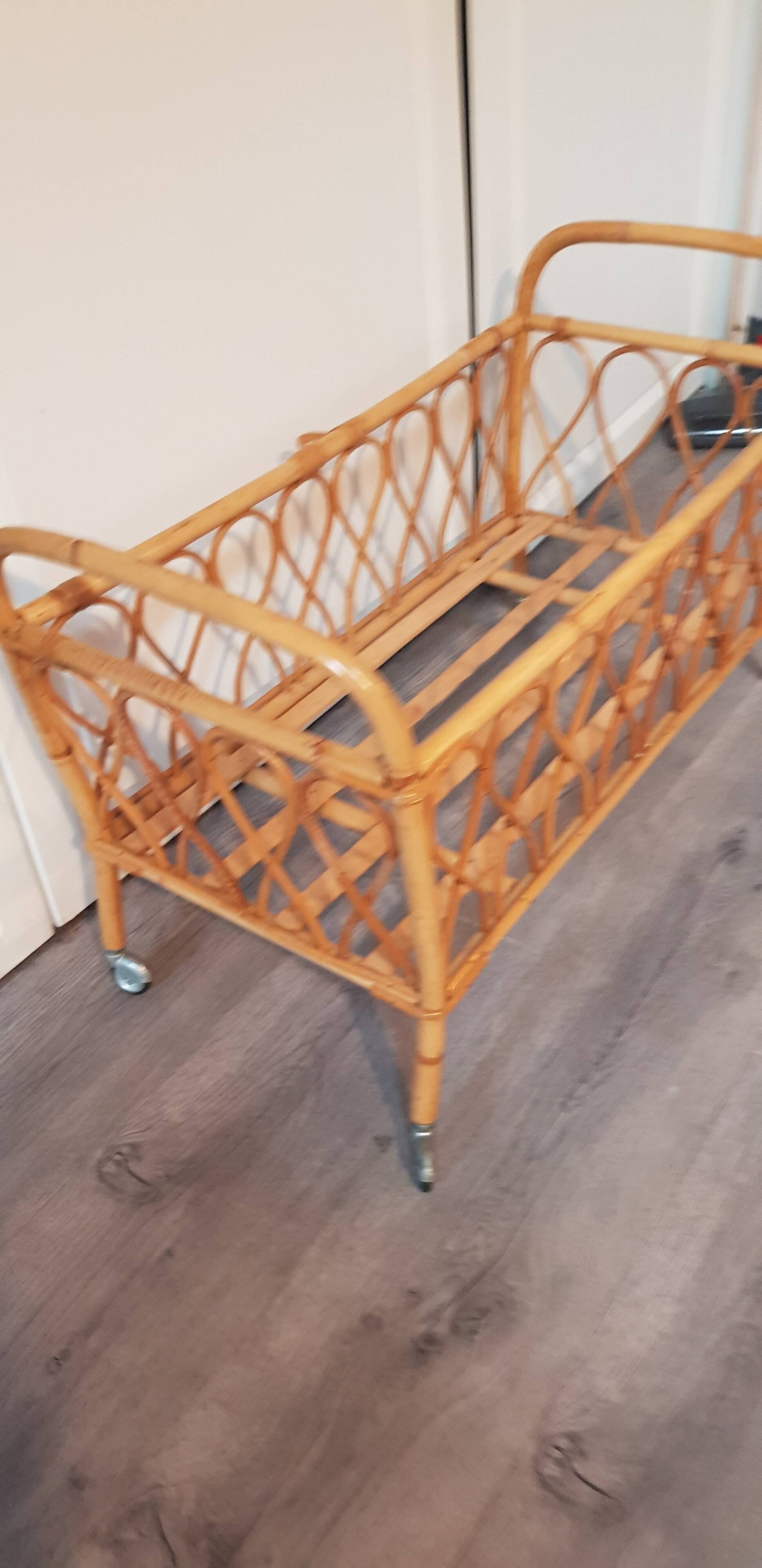 rattan cradle on roulette, missing fleche