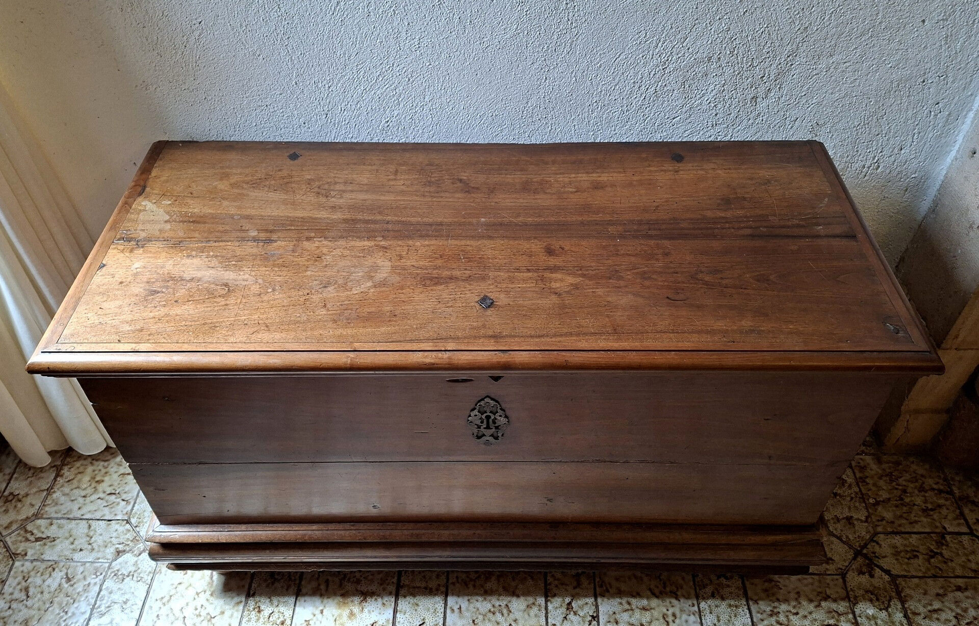Coffre Bourguignon En Noyer D’époque Louis XIII