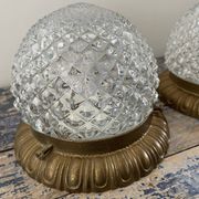 Lot de deux plafonniers ou appliques en laiton et verre