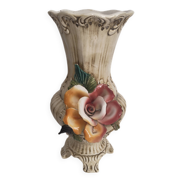 Vase vintage en porcelaine de Capodimonte à décor floral en relief