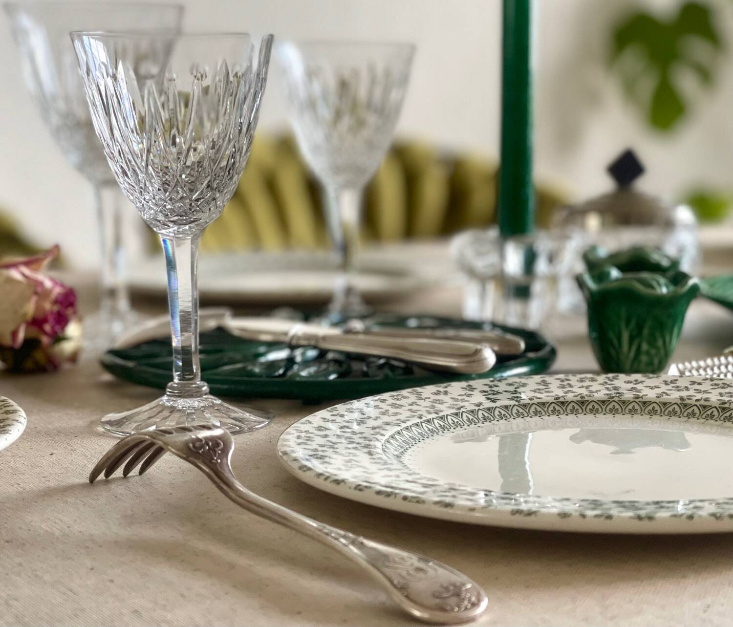 4 English dinner plates.