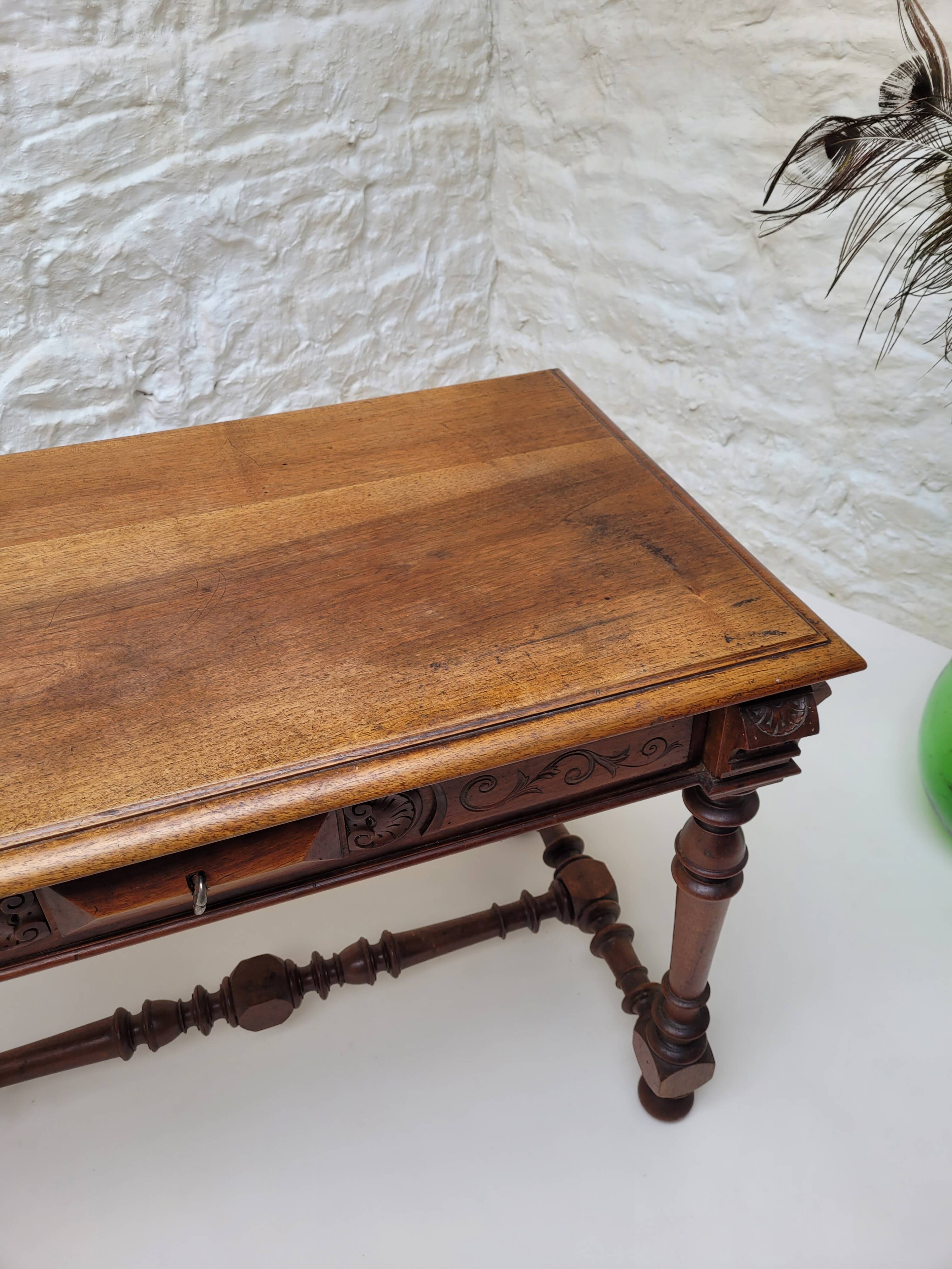 Ancienne table a ecrire bois perlé Louis XIII