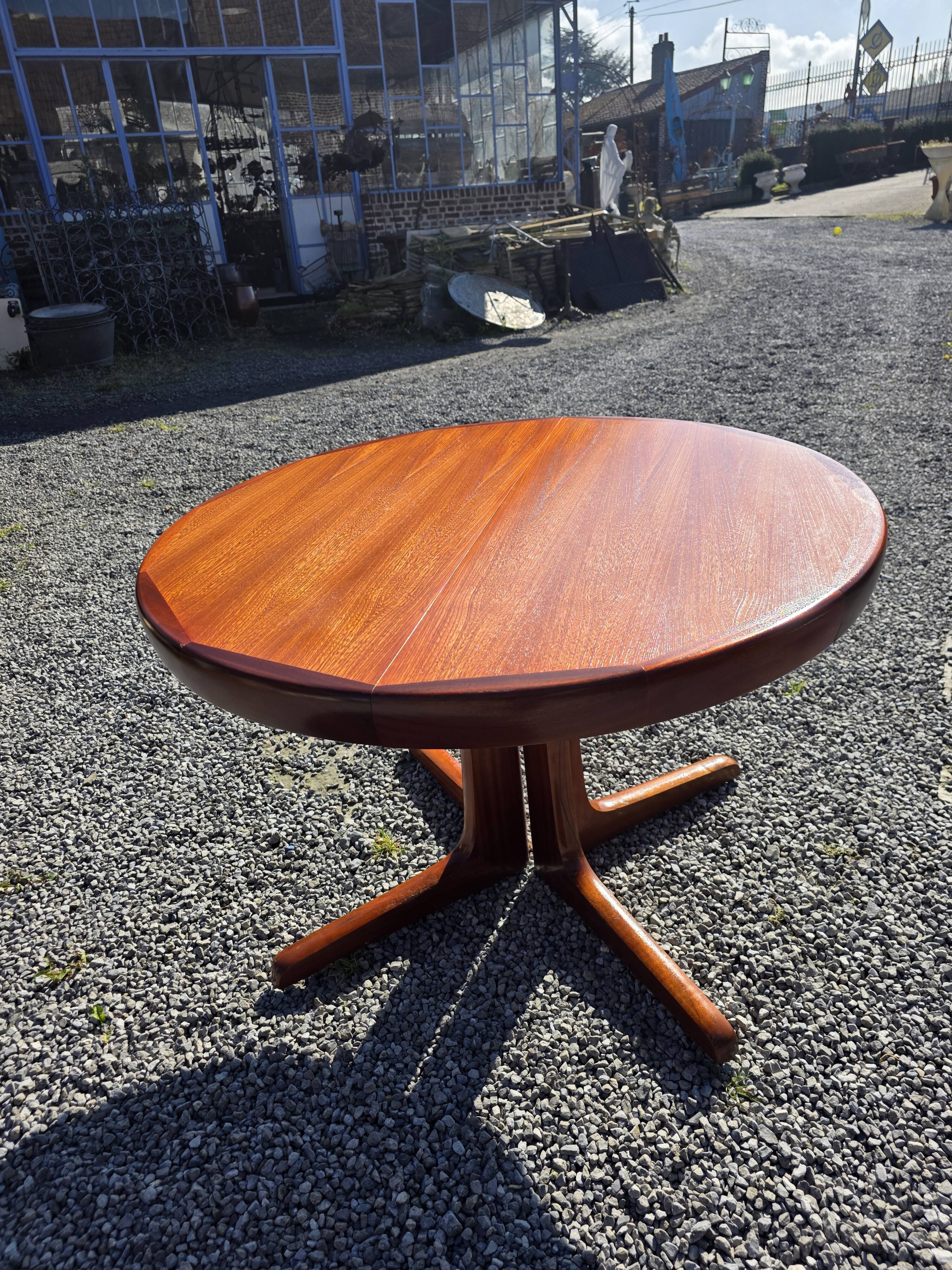 Baumann extendable table in teak from the 1960s.