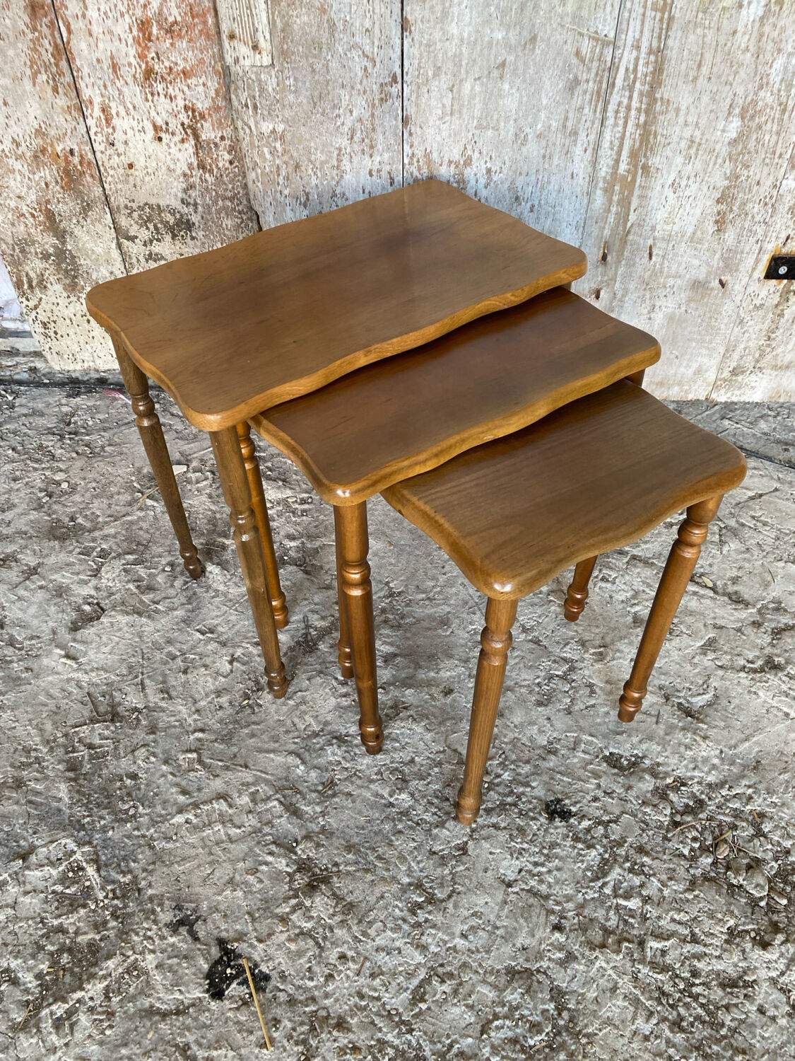 Set of 3 Vintage Nesting Tables with Turned Wooden Legs #D592