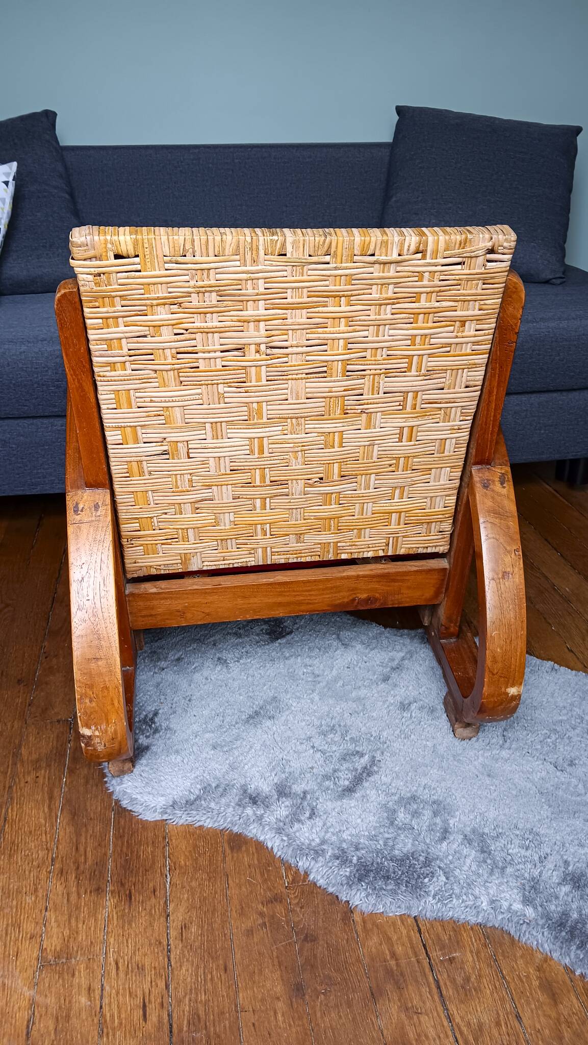Ancien fauteuil bas colonial style Art Déco en bois.