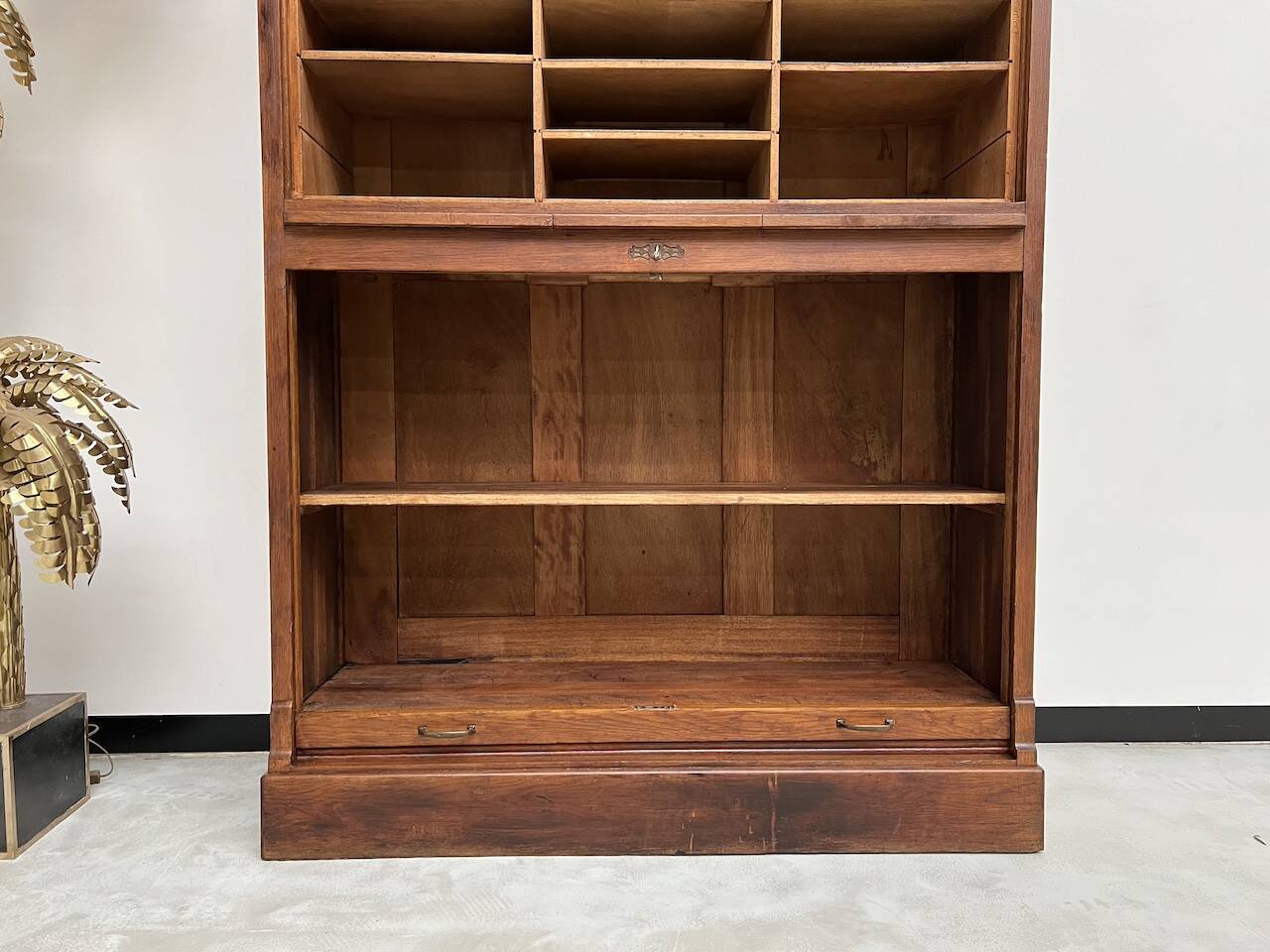 Armoire à rideaux en chêne massif, circa 1930