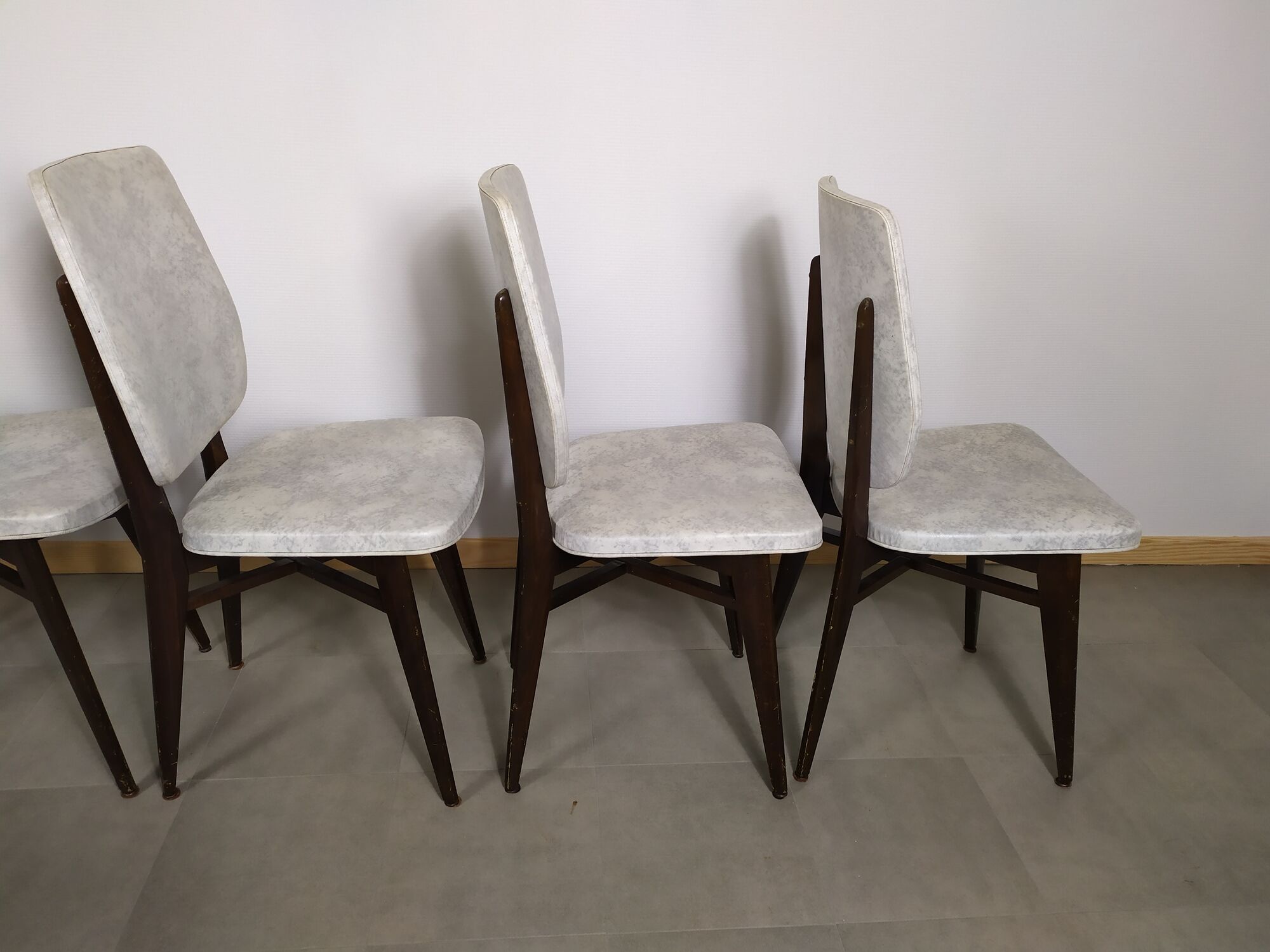suite of 6 wooden chair and marbled grey white skai