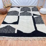 Handmade Moroccan Berber rug in wool, size 250 x 250 cm.