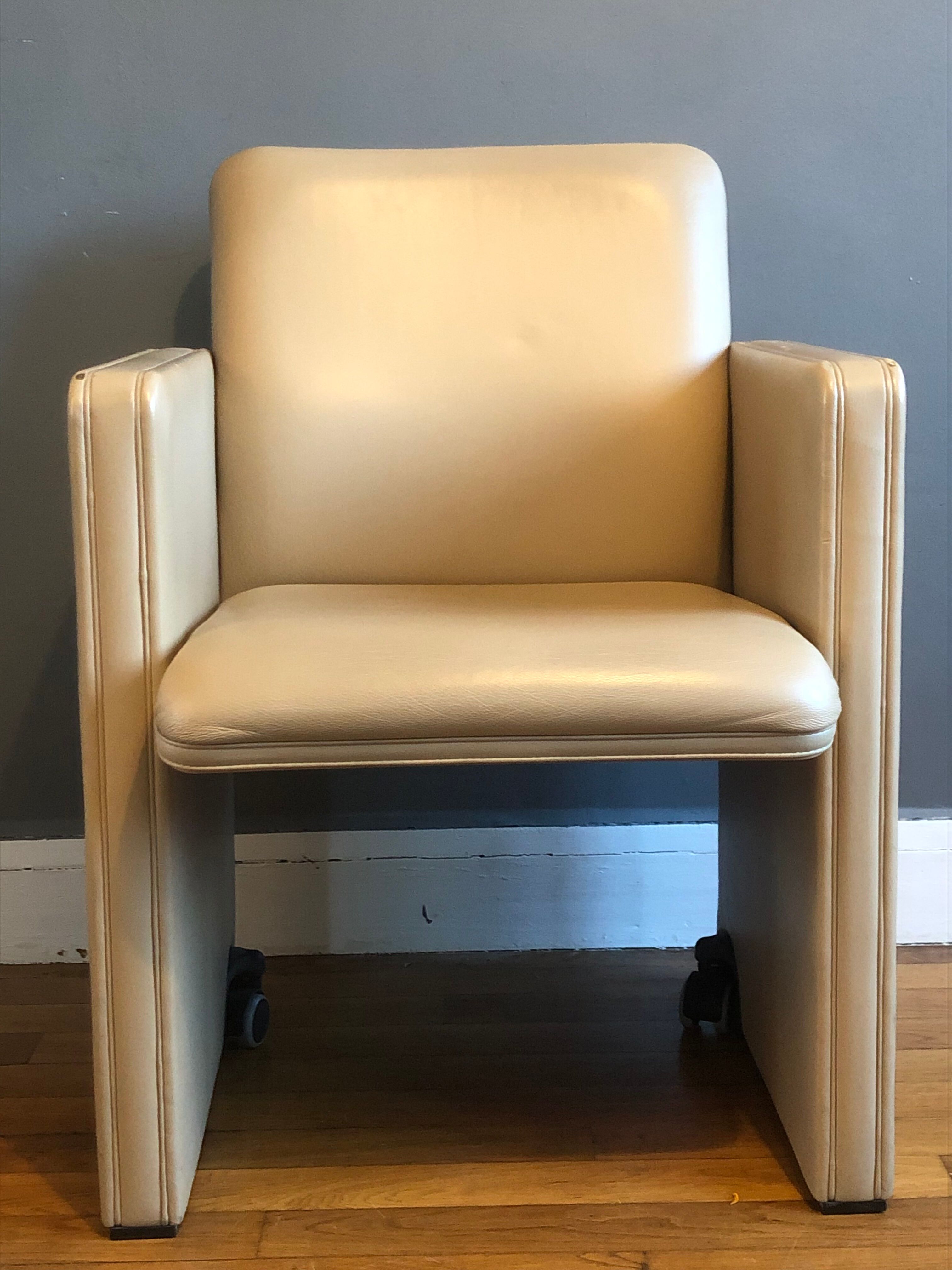 Fauteuil THF design Tito Agnoli pour Poltrona Frau
