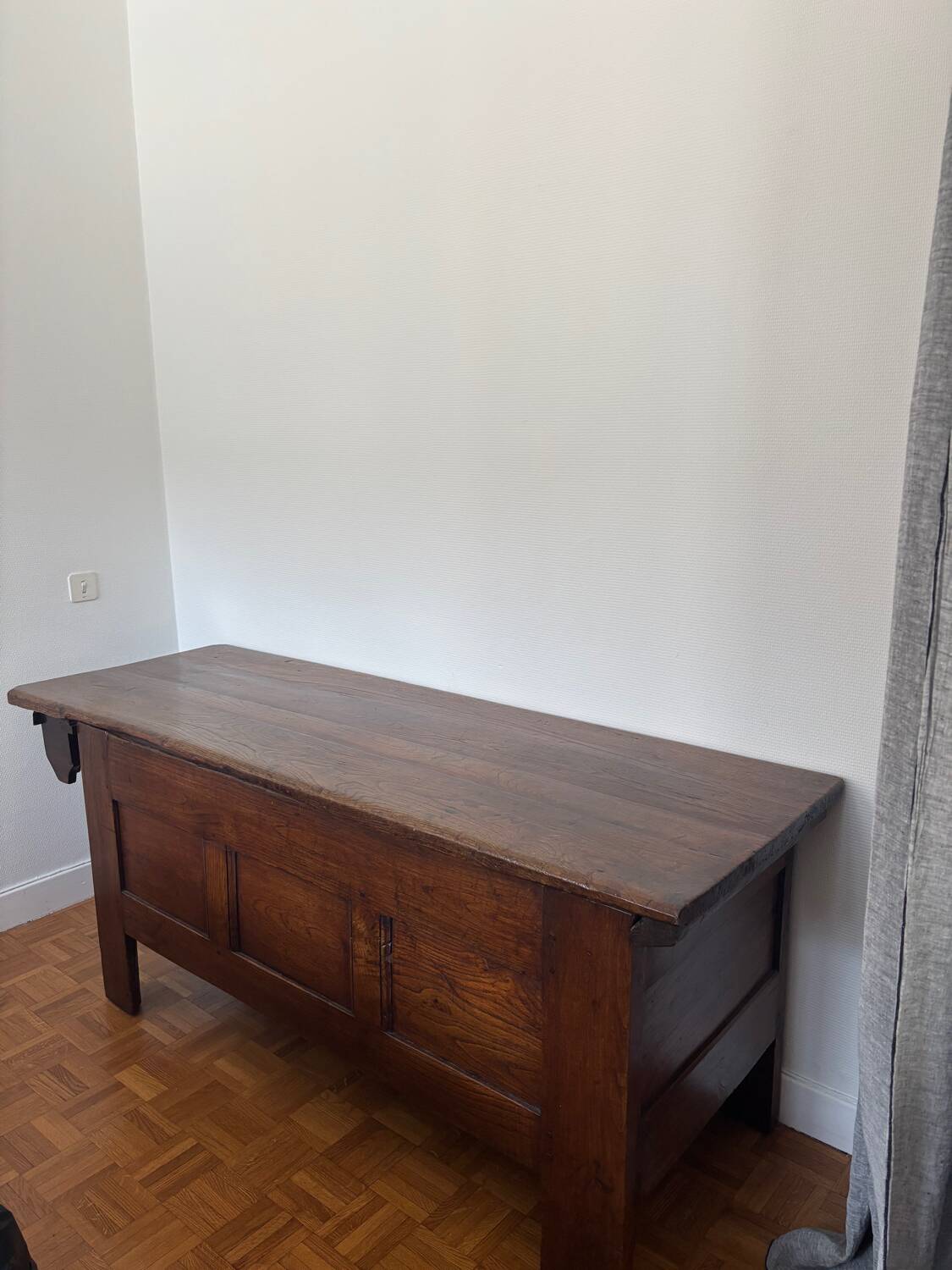 Grand coffre ancien en chêne massif – XIXe – belle patine d’origine