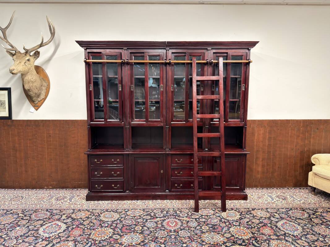 Bibliothèque anglaise avec échelle