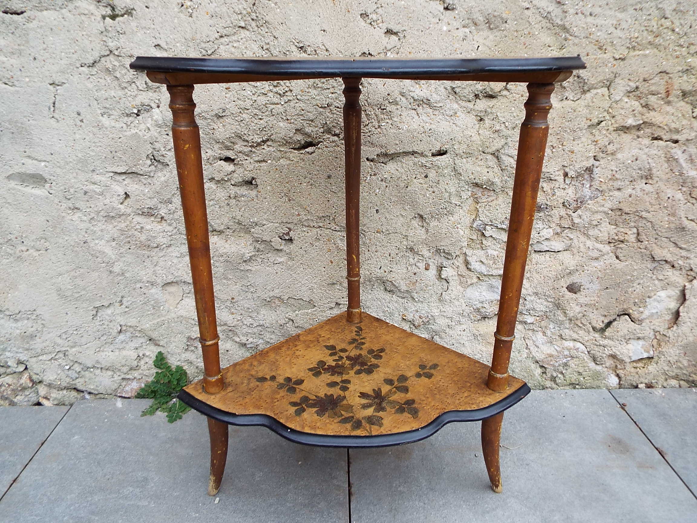 Corner shelf in painted wood