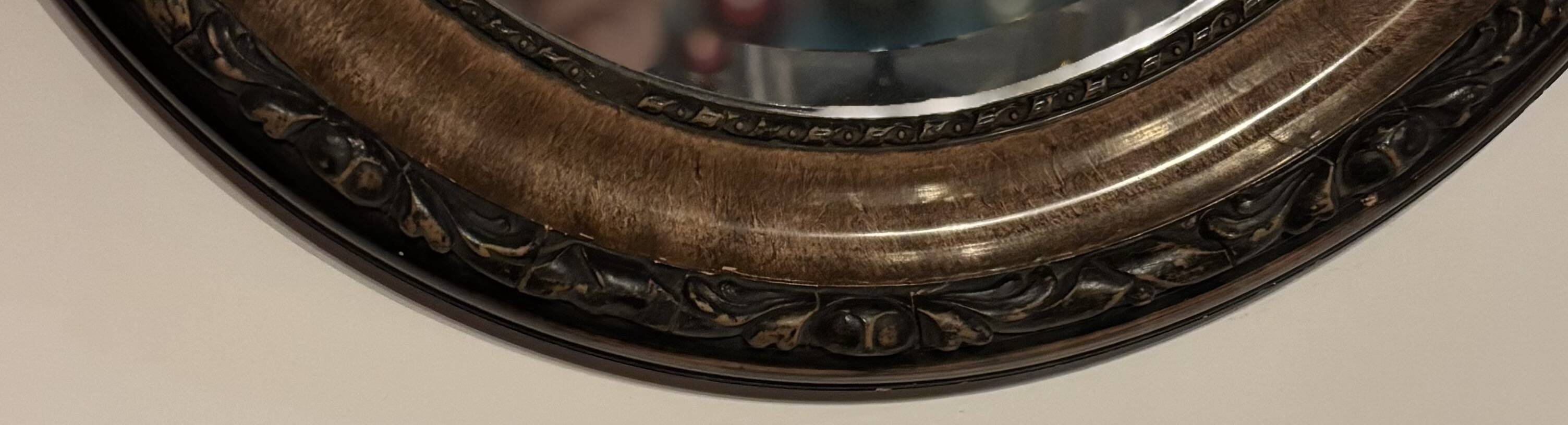 Miroir ovale vintage orné avec cadre en bois sculpté ; bronze/or en patine.