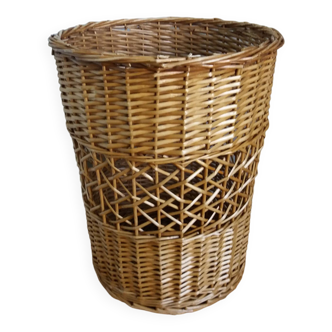 Wicker laundry basket