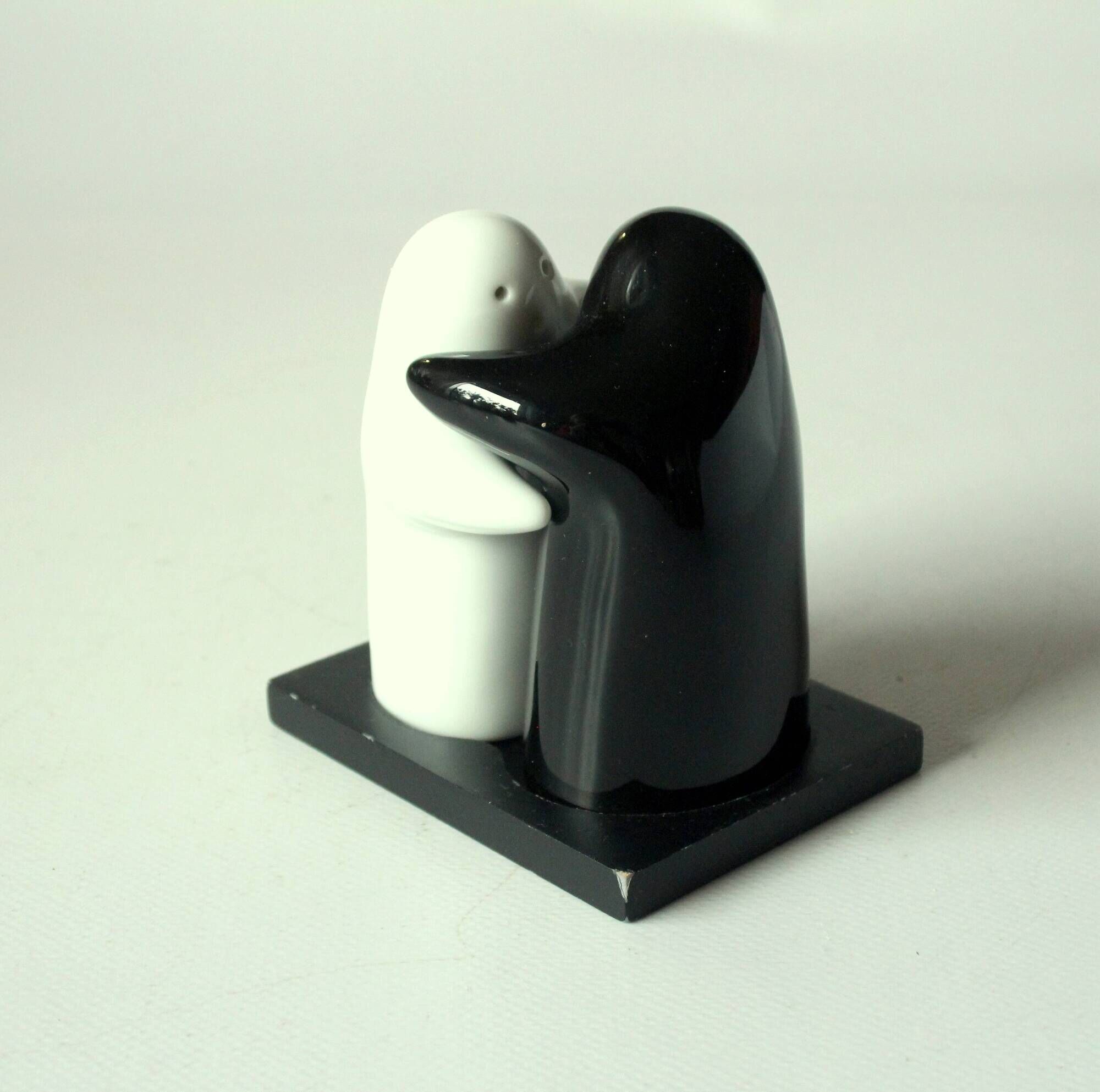 Ceramic salt and pepper shaker - hugging ghosts - vintage from the 1980s