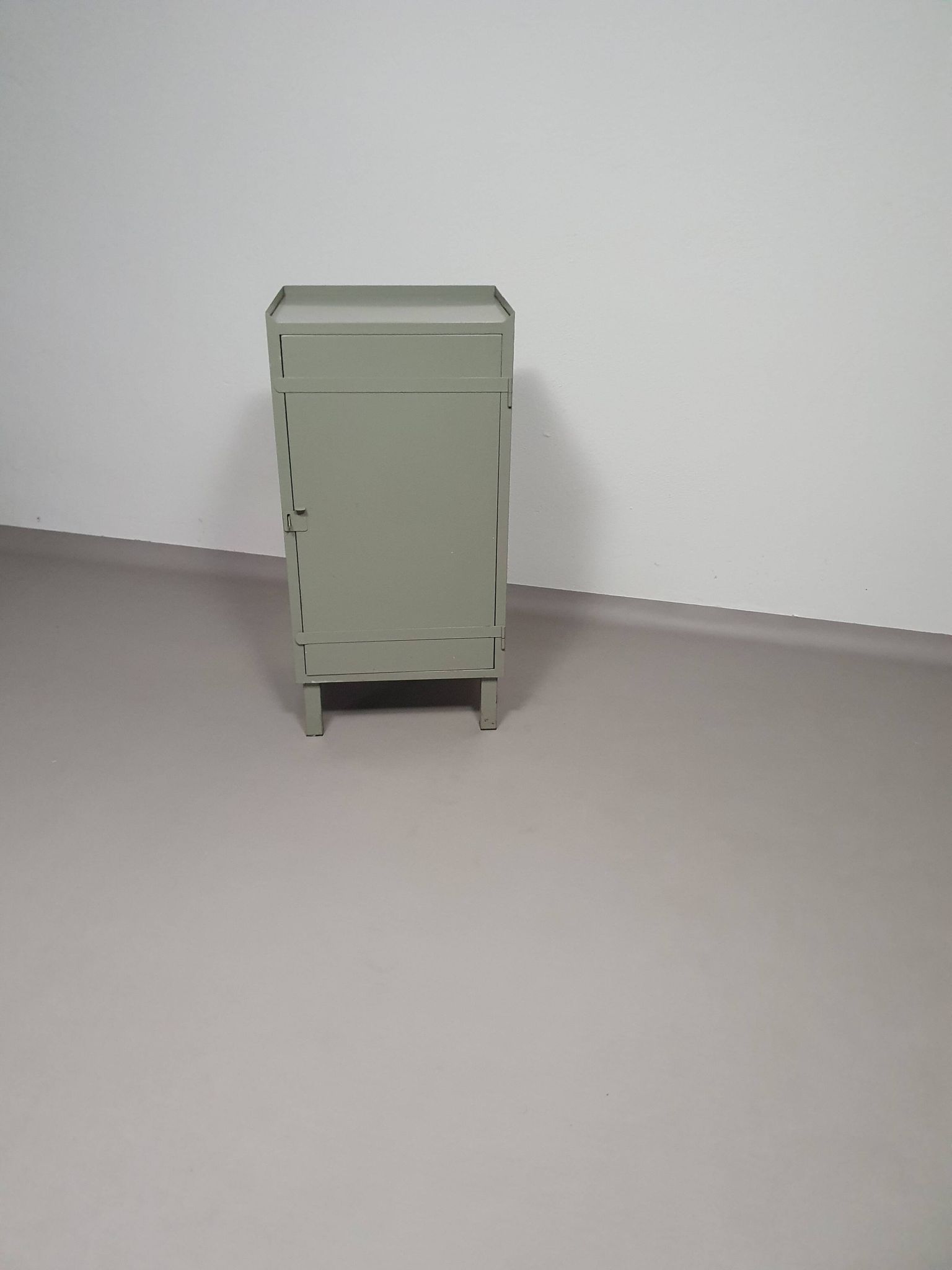 Casier en métal gris. Petit buffet industriel.