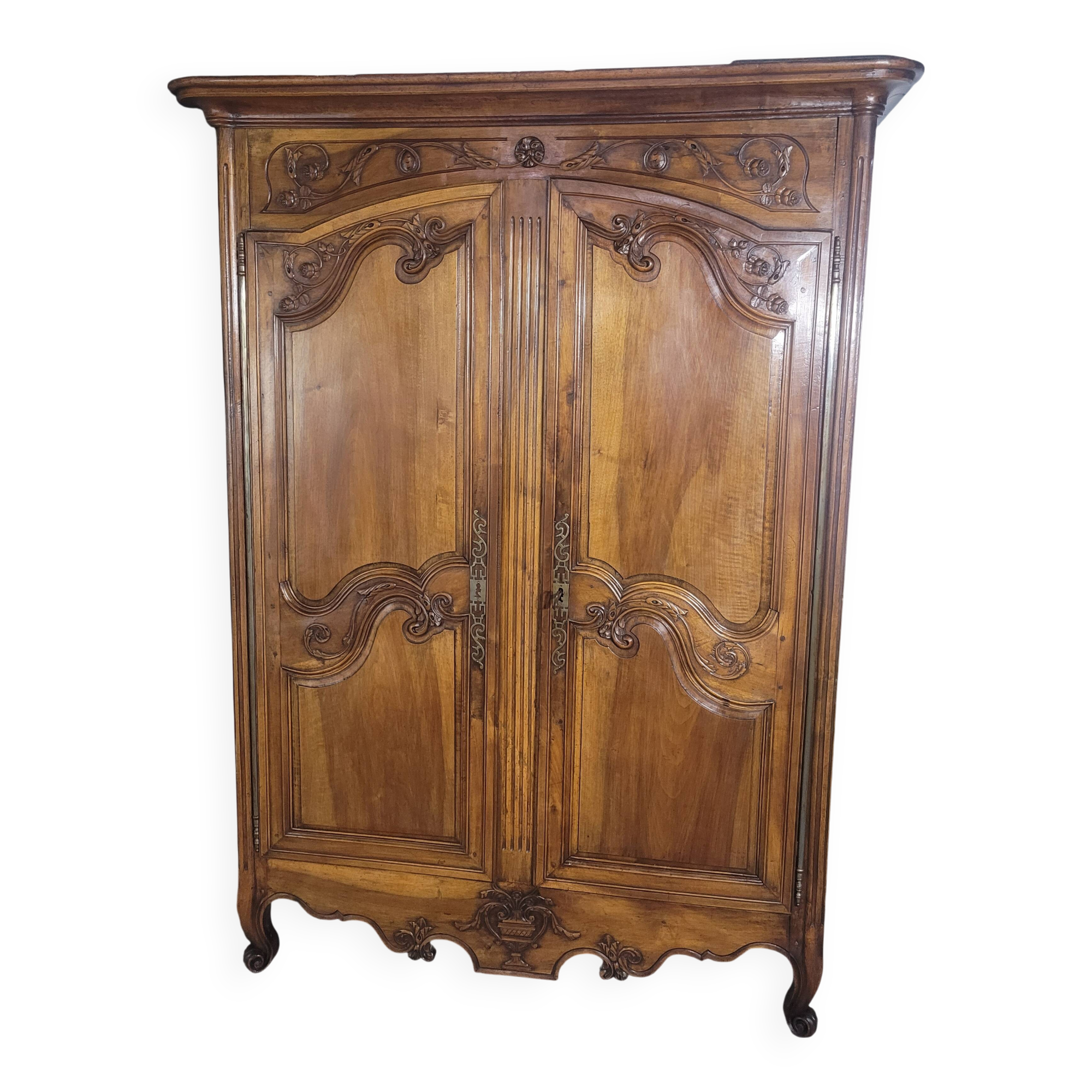 Low walnut cabinet from the late 18th century