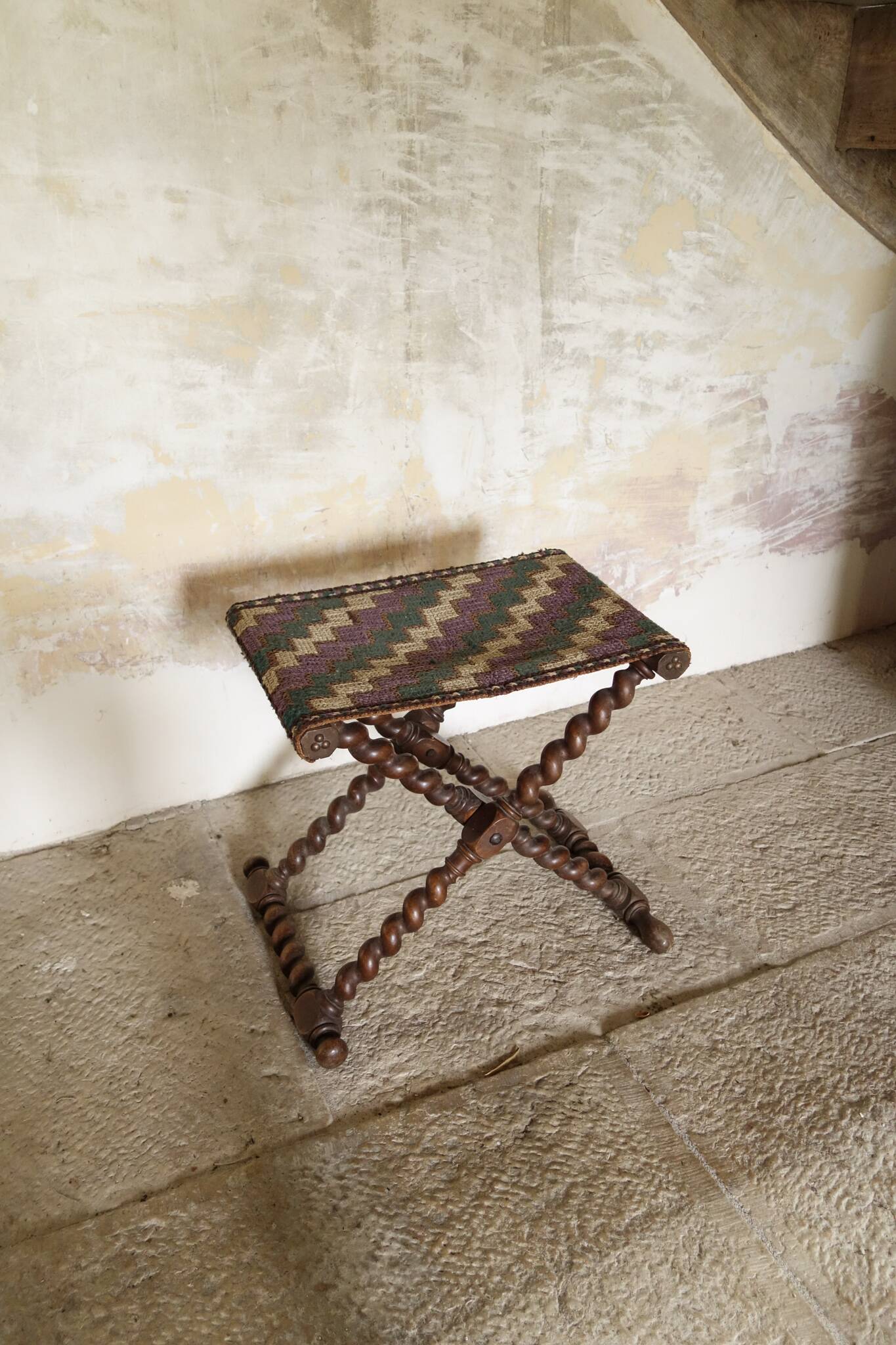 Tabouret pliant vintage à pieds torsadés
