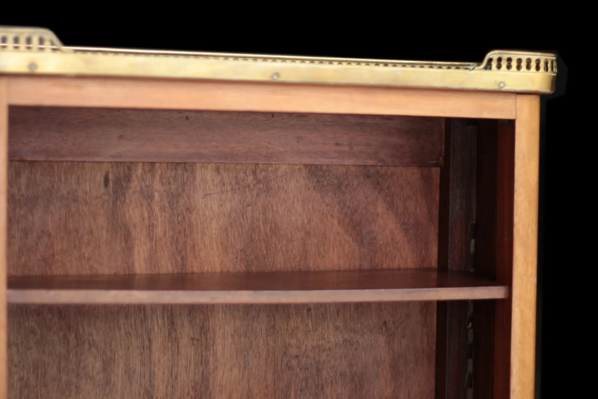 Adorable bibus library in blonde mahogany. With its marble.