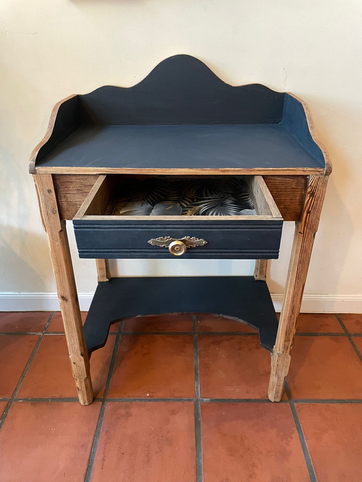 Classic style dry sink in wood