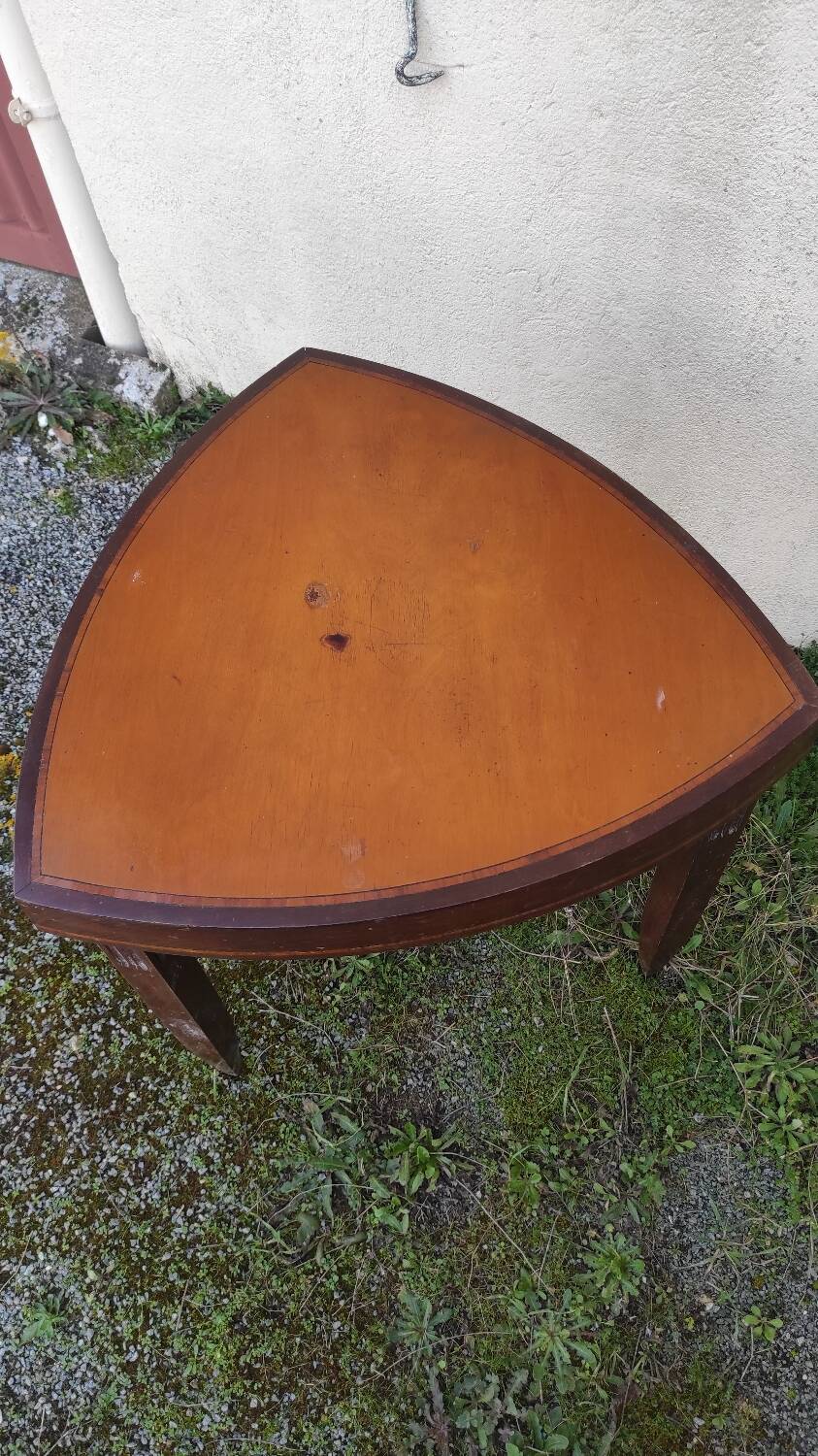 Stella triangular table