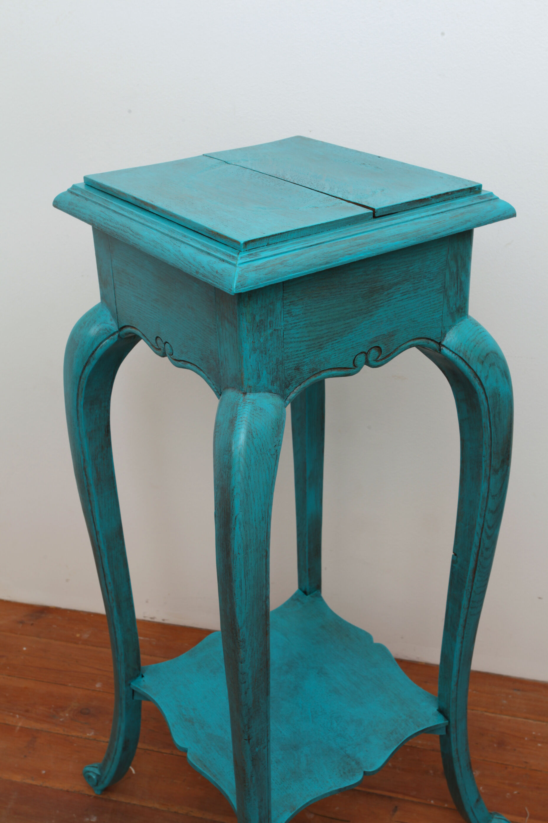 Large blue wood sellette