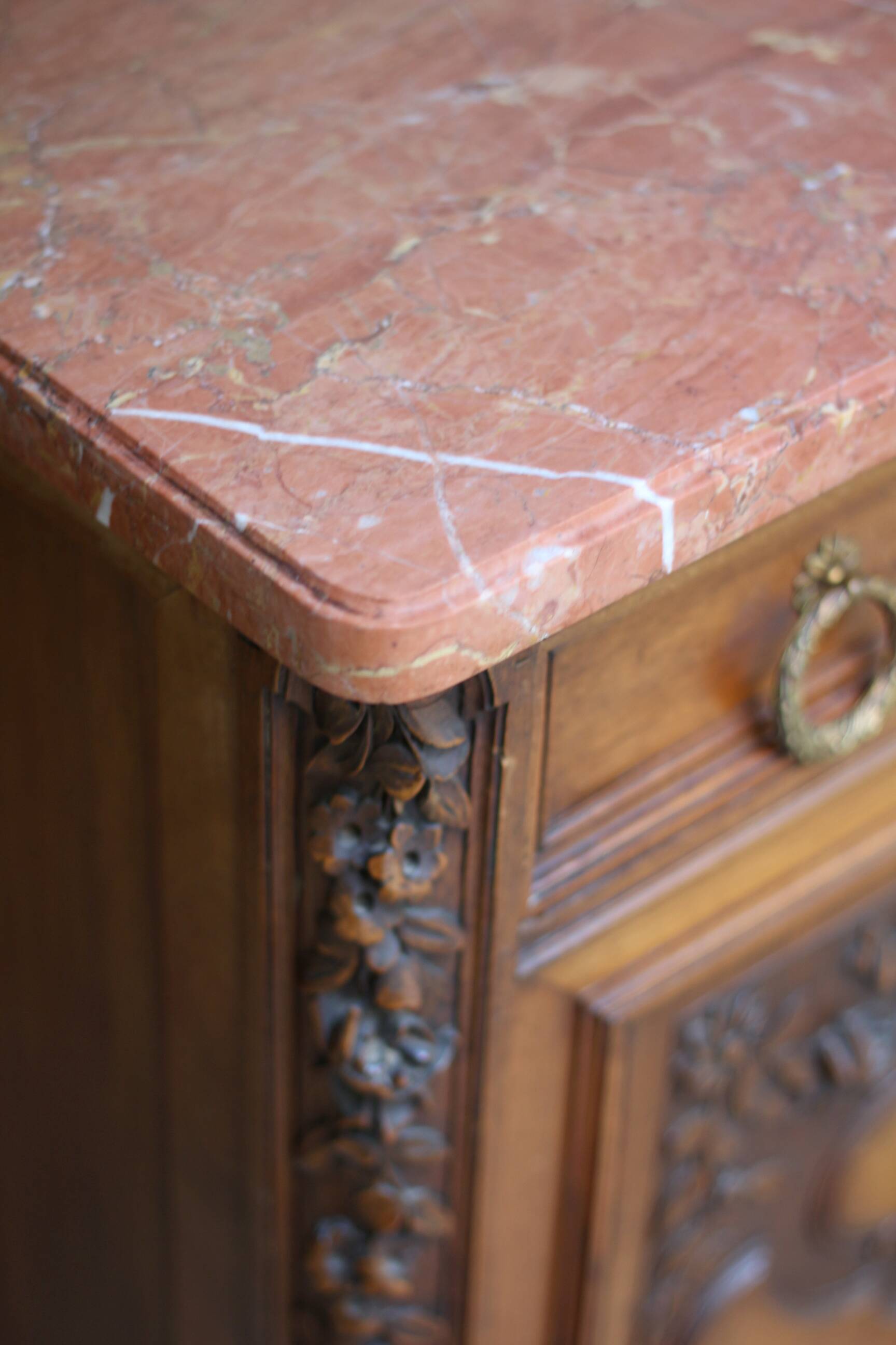 Buffet with mirror in solid walnut. Late 19th century, beautiful piece.