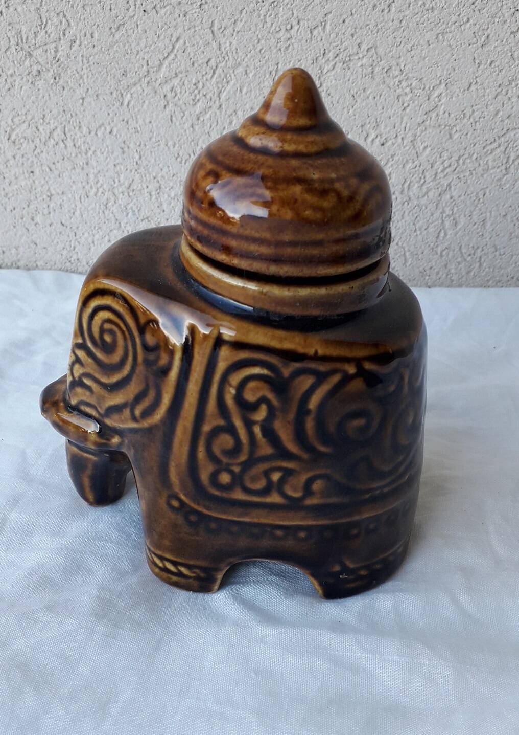 2 pots à thé figurant un éléphant