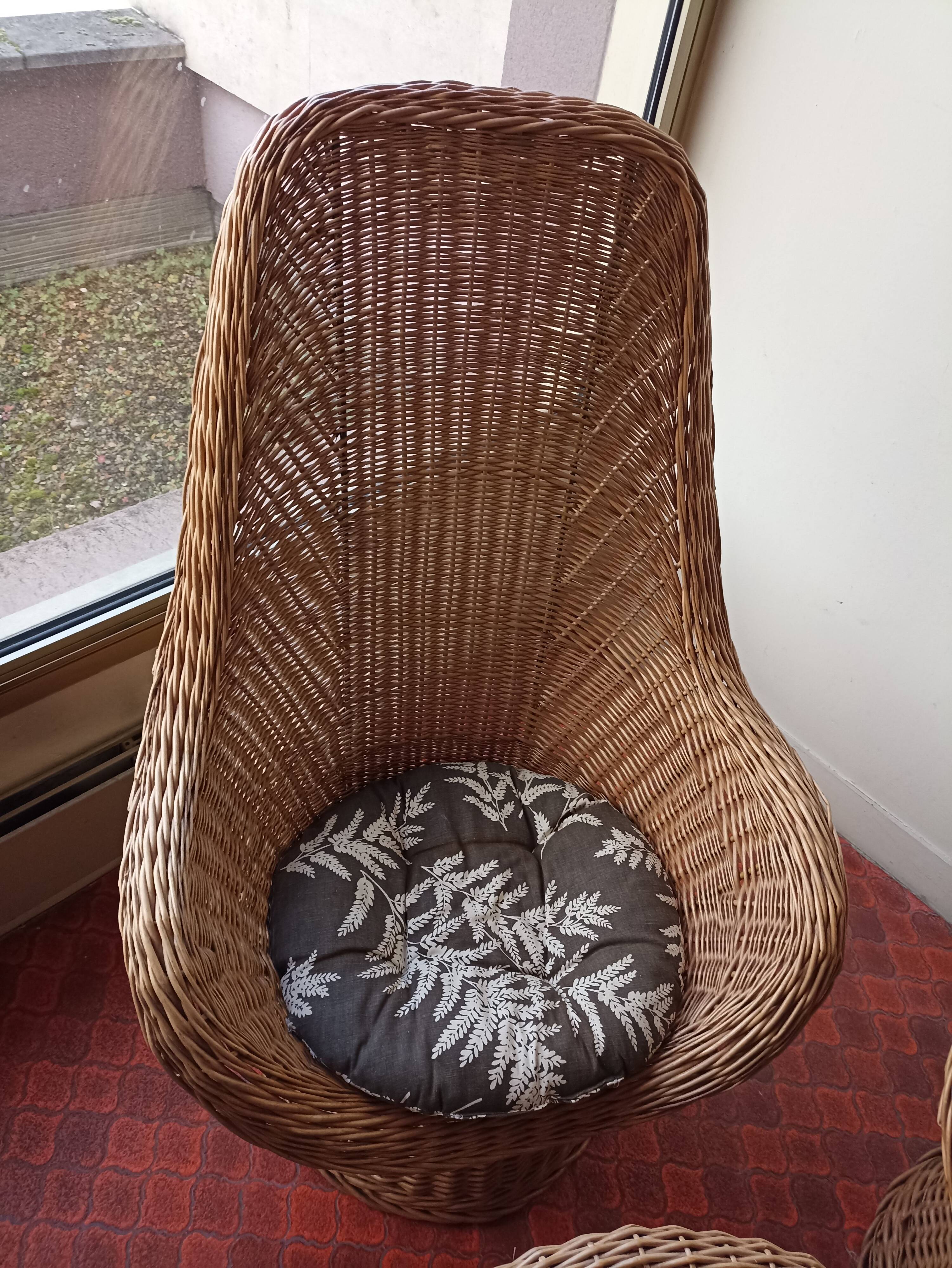 Rattan garden furniture set consisting of 3 armchairs and matching table