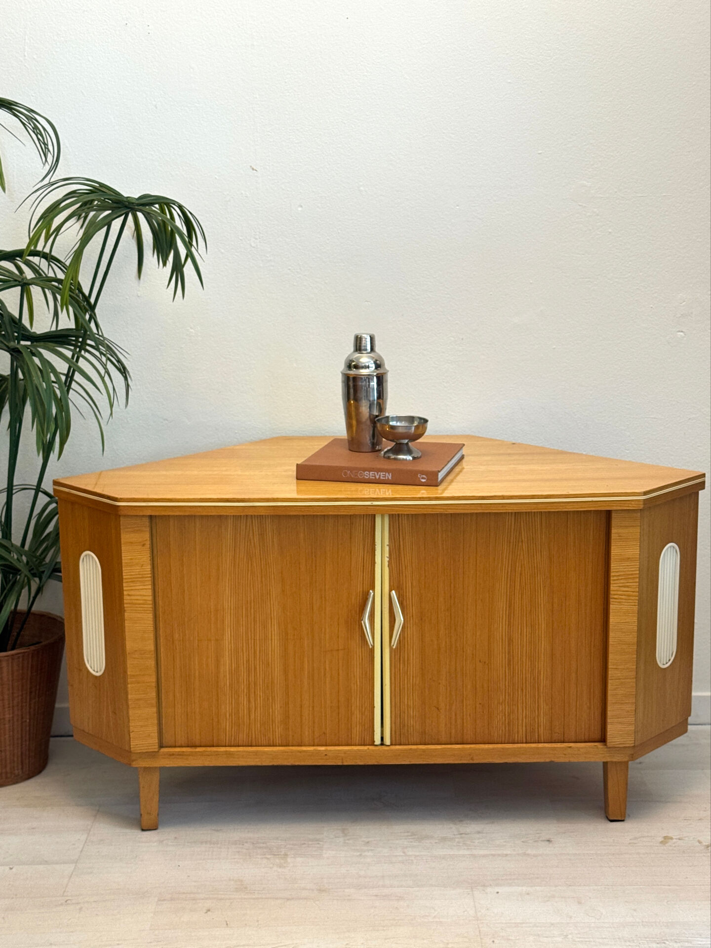 Cabinet de bar vintage « speakeasy »